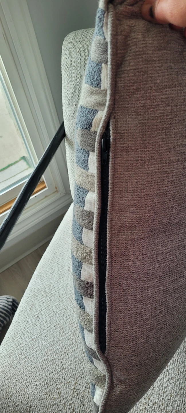2 Large Accent/Throw Pillows - photo 3