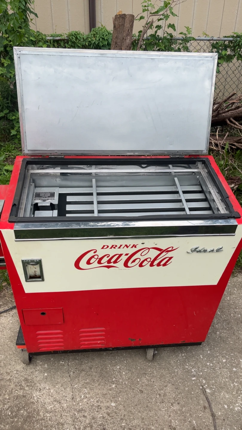 1960 vintage Coca-Cola ideal sliding coin mechanism cooler - photo 2