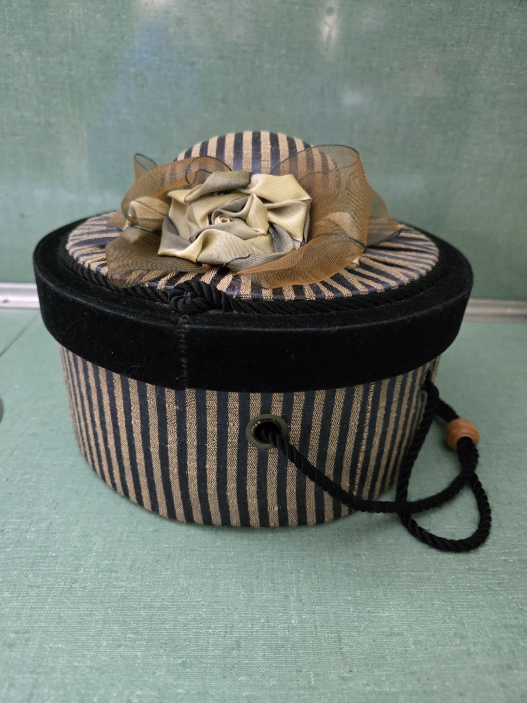 Sewing Basket * HAT BOX STYLE * With Hat Pin Cushion Lid
