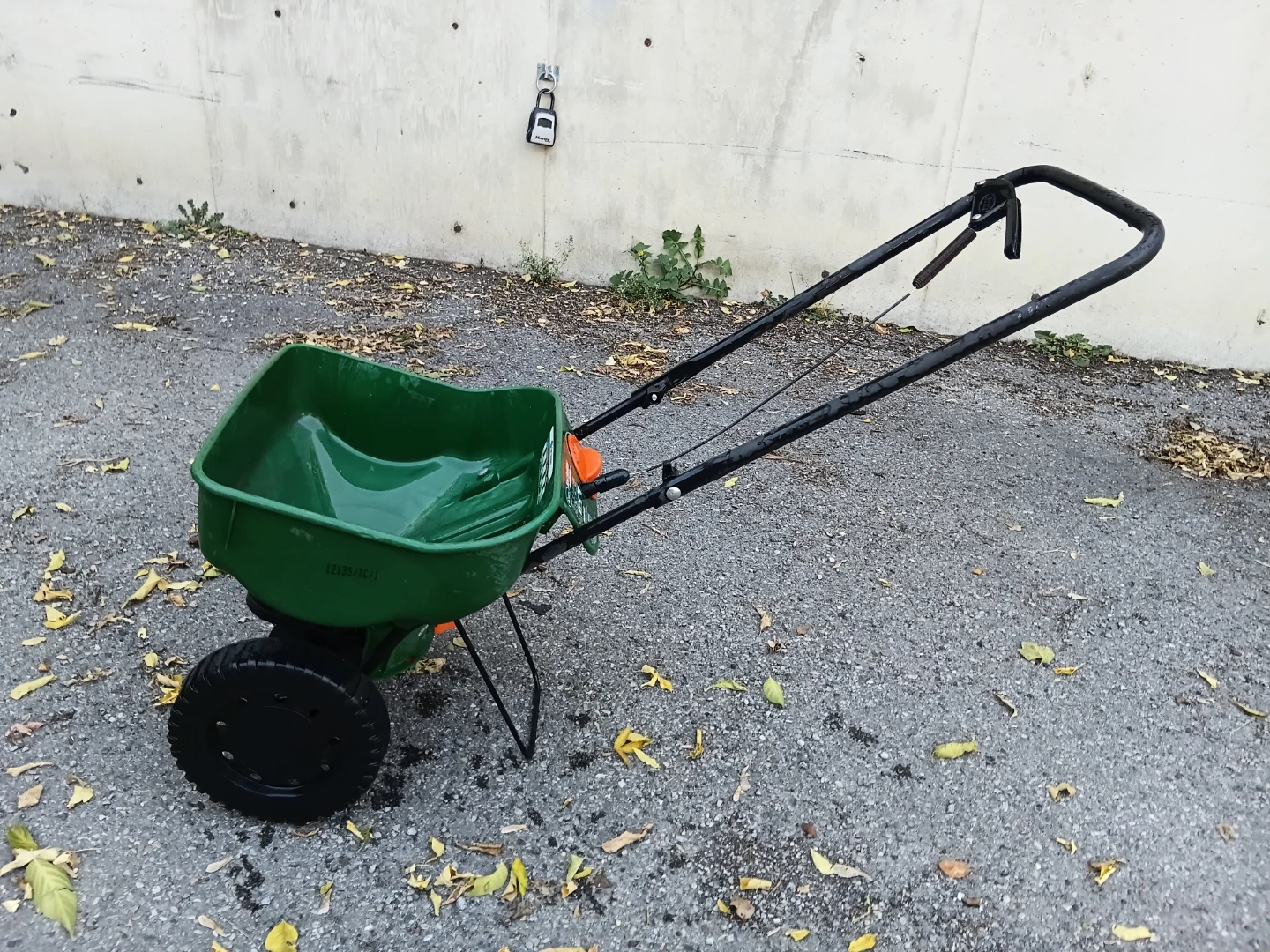 Scotts Turf Builder Broadcast Spreader - photo 2