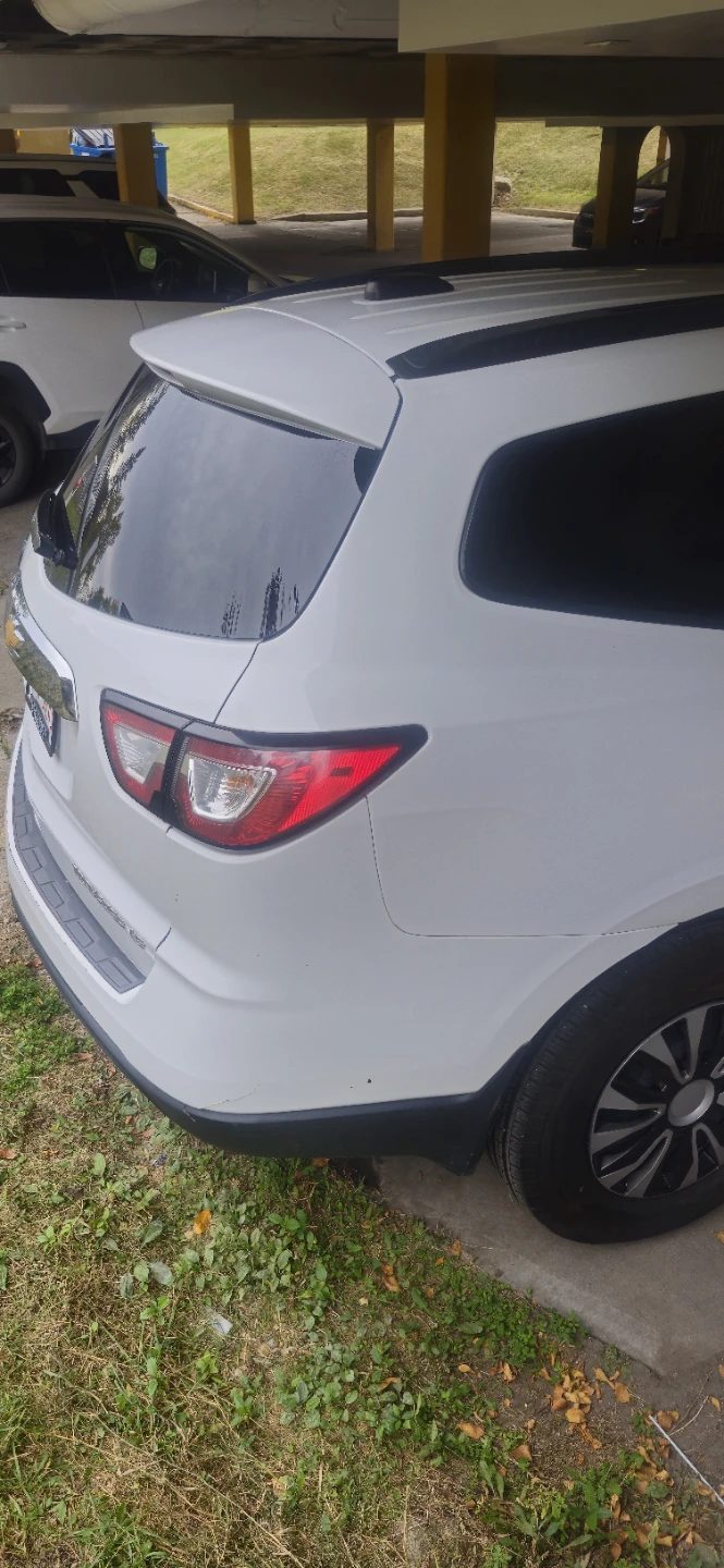 White Chevrolet Traverse SUV - photo 4