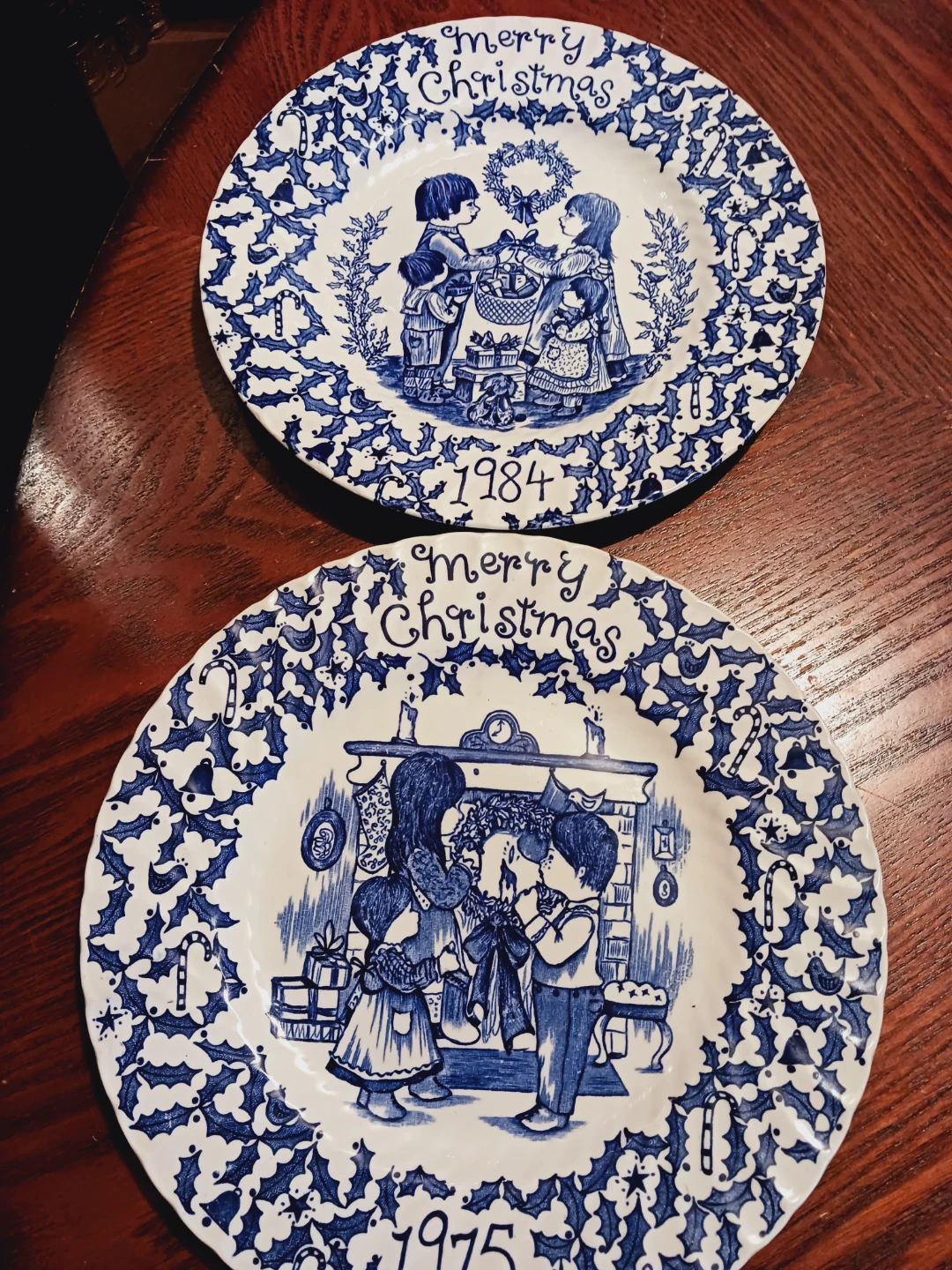 2 × Collectible Staffordshire English 🎄 Christmas Plates - photo 2