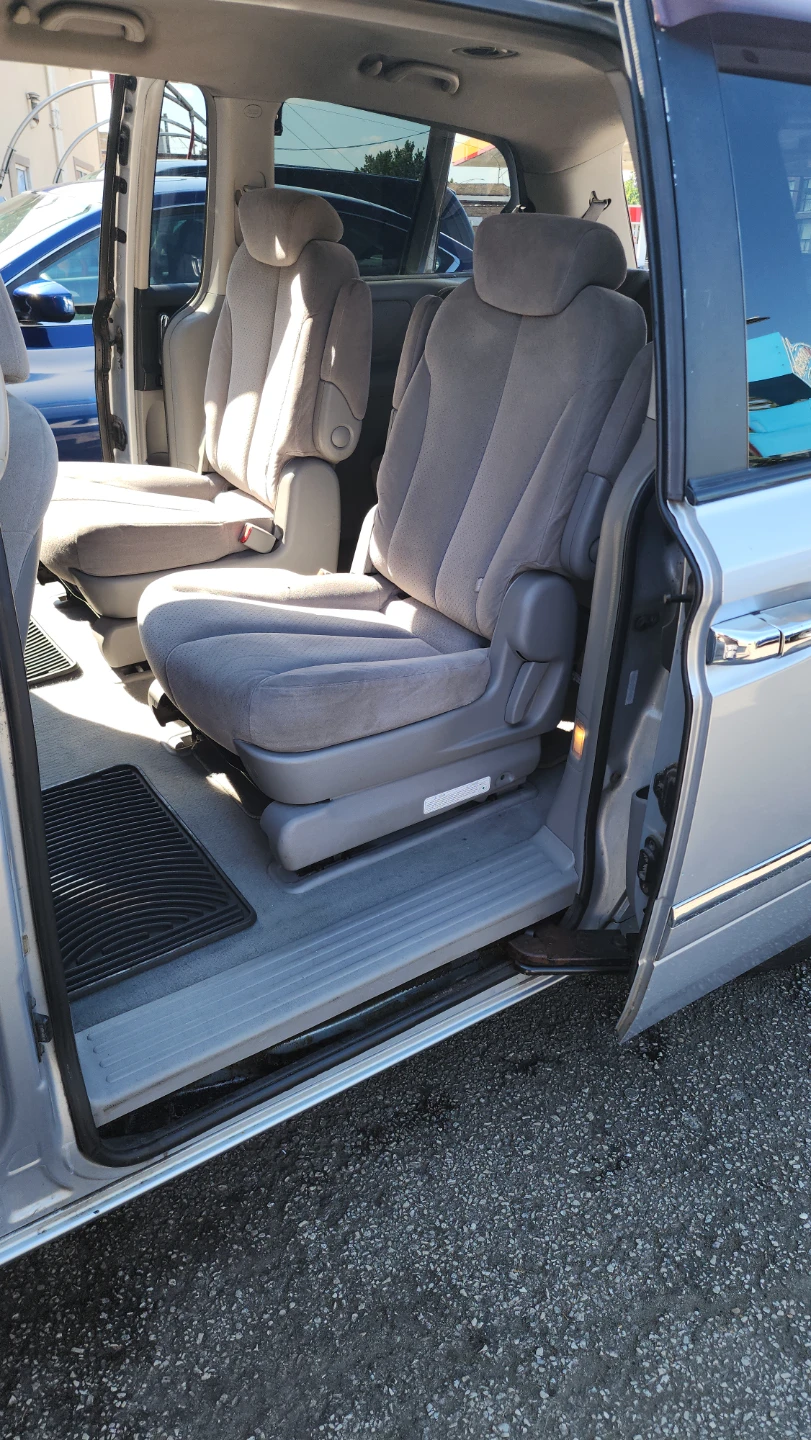 Hyundai Entourage Minivan - photo 4