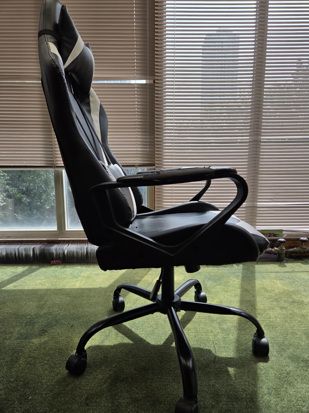 Black and white gaming chair - photo 2