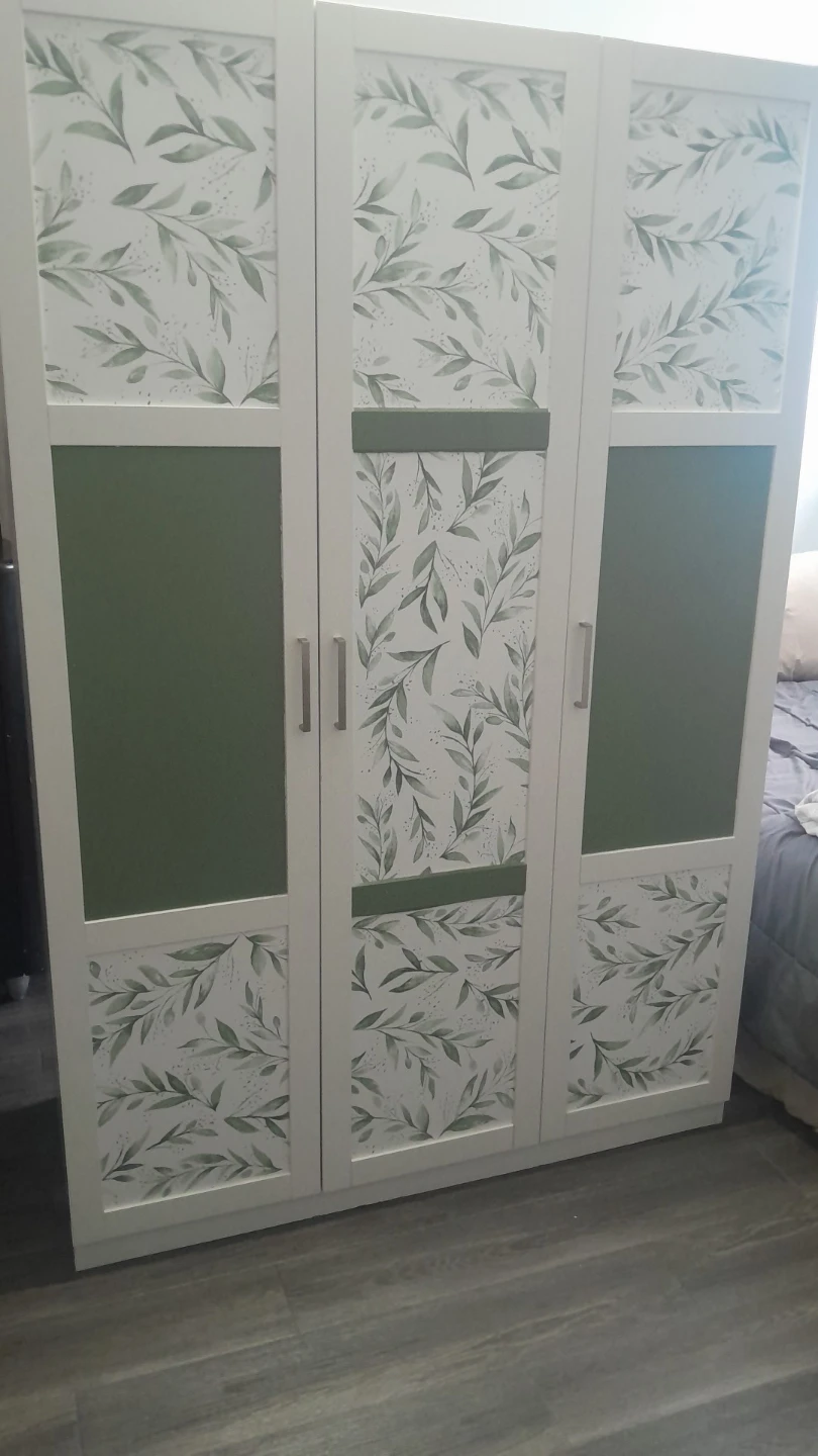 Three-door wardrobe with decorative leaf pattern