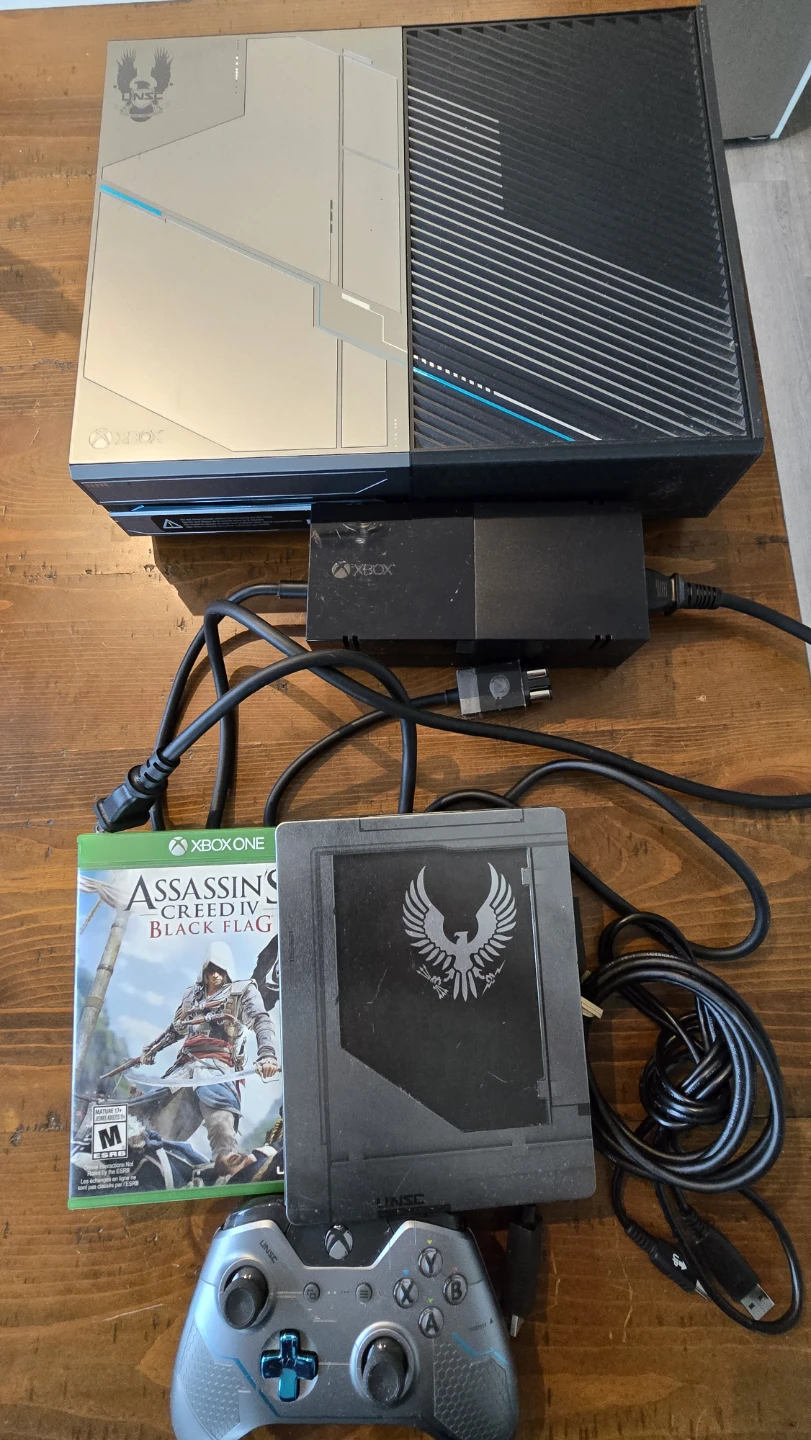 Xbox One Halo  Limited Edition with Assassin's Creed: Black Flag