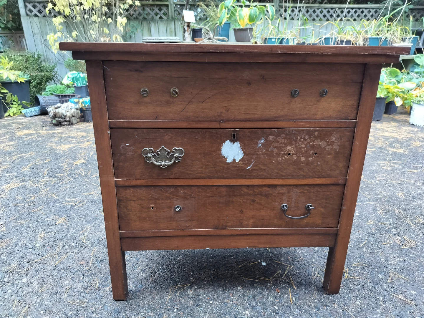 Vintage wooden 3-drawer dresser
