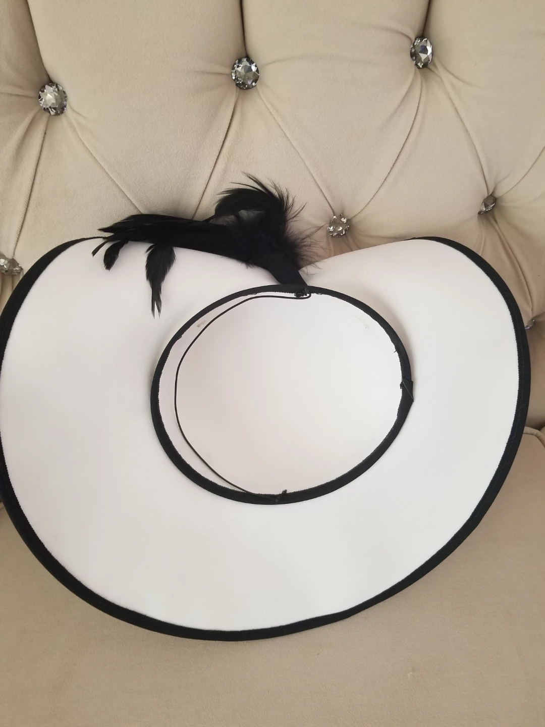 White wide-brim hat with black feather - photo 2