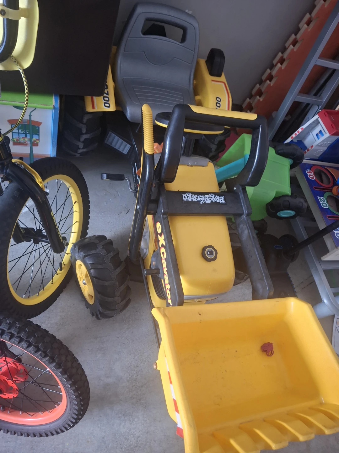 Peg Perego HD700 Excavator Ride-On Toy - photo 3