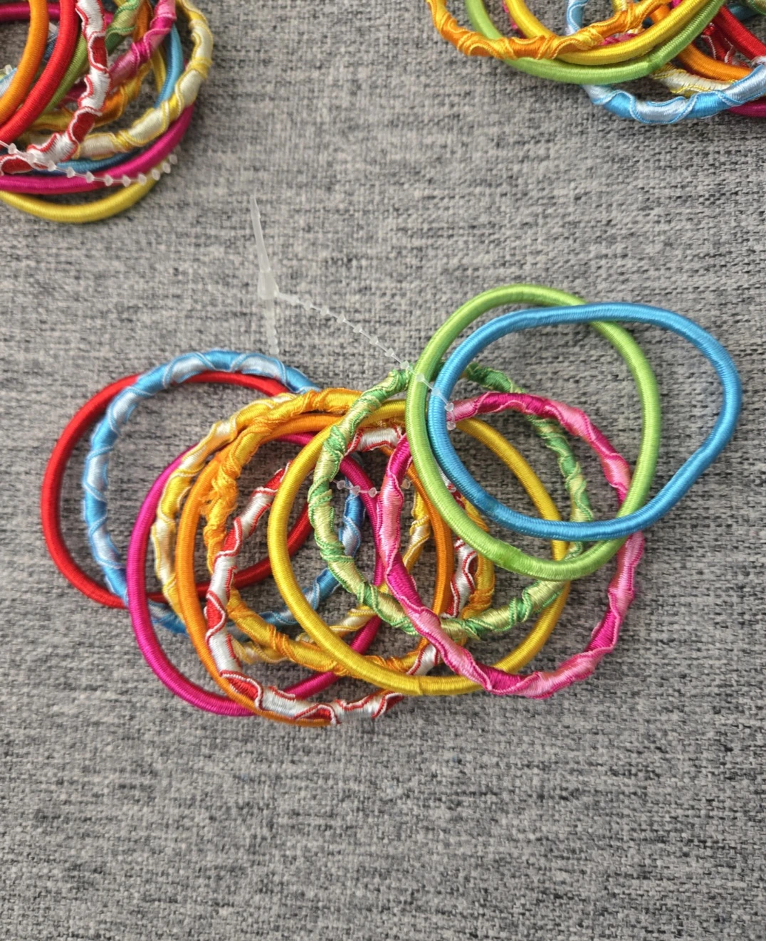 5 bundles of hair ties 🏈 - photo 2