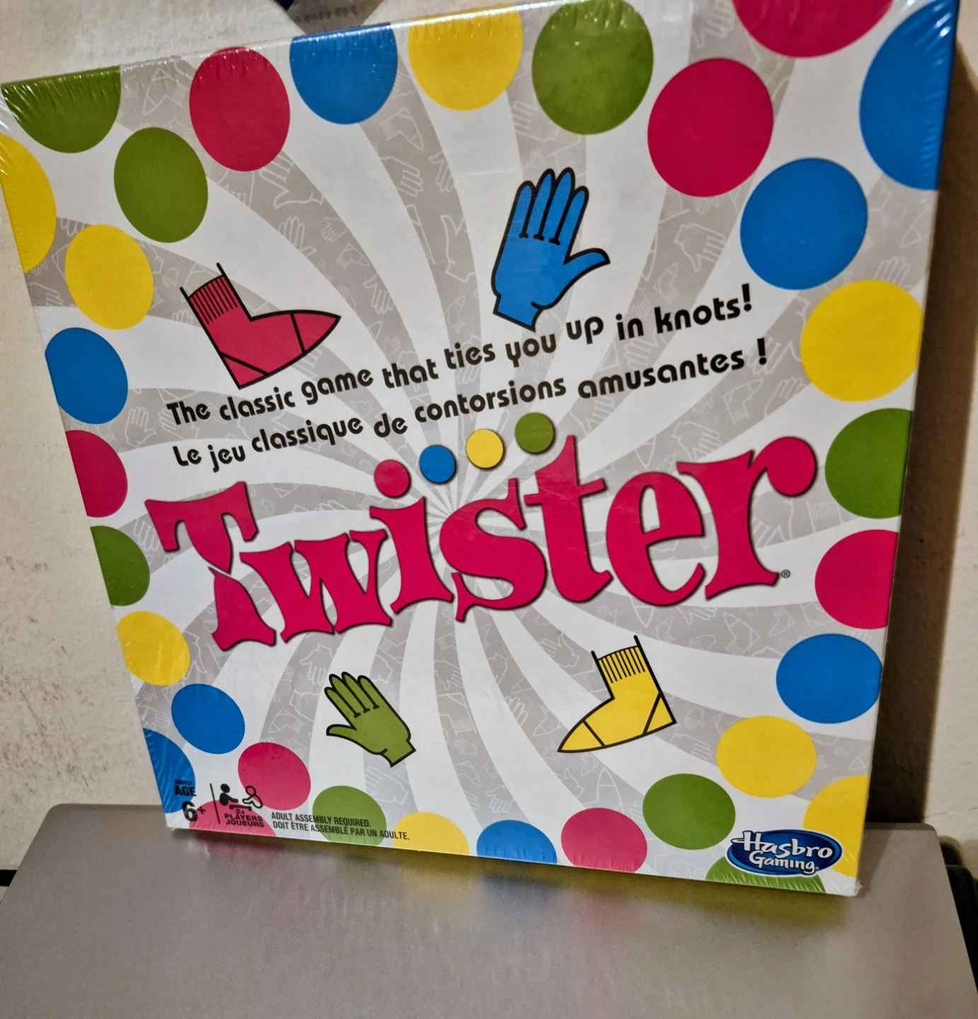 BNIB)Classic Twister Game Ages 6+