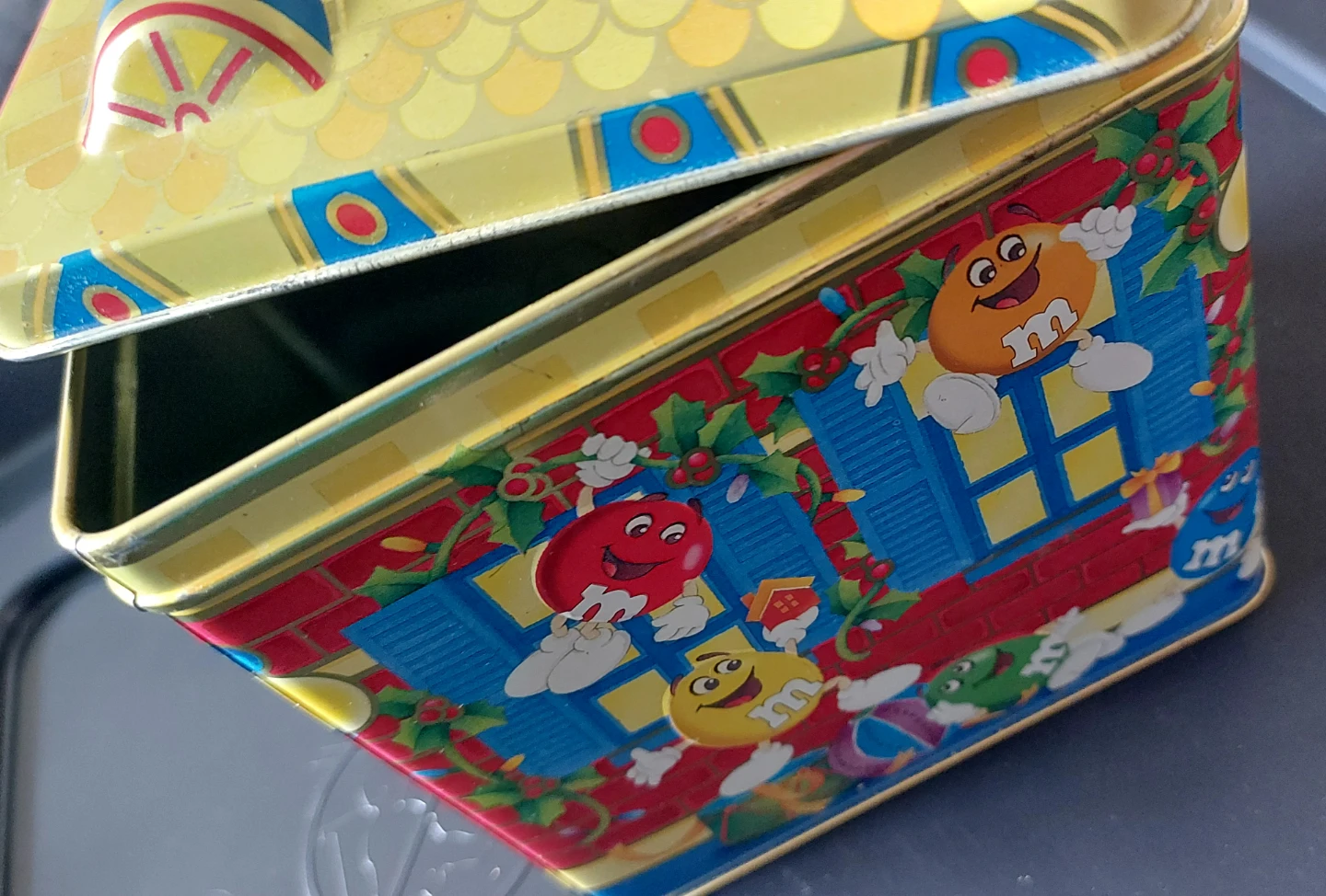 Vintage M&M's Christmas House Tin - photo 2