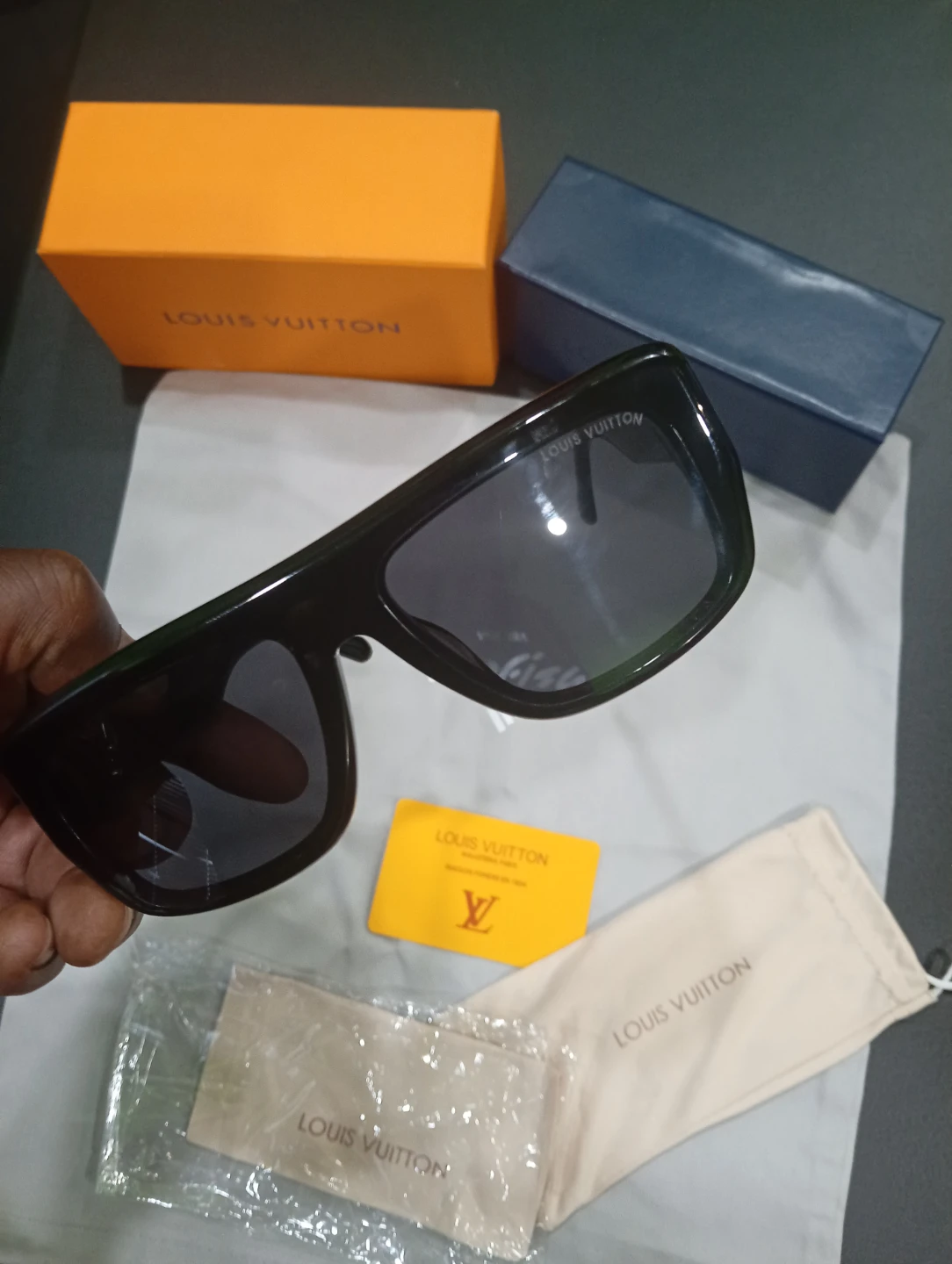 Louis Vuitton Black Sunglasses unisex - photo 4