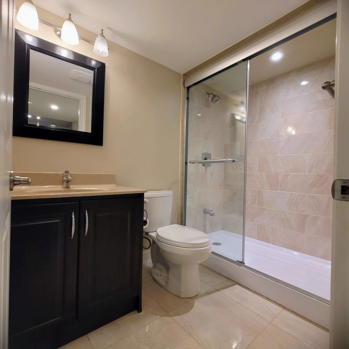 2 bedroom basement apartment in Box Grove, Markham - photo 3