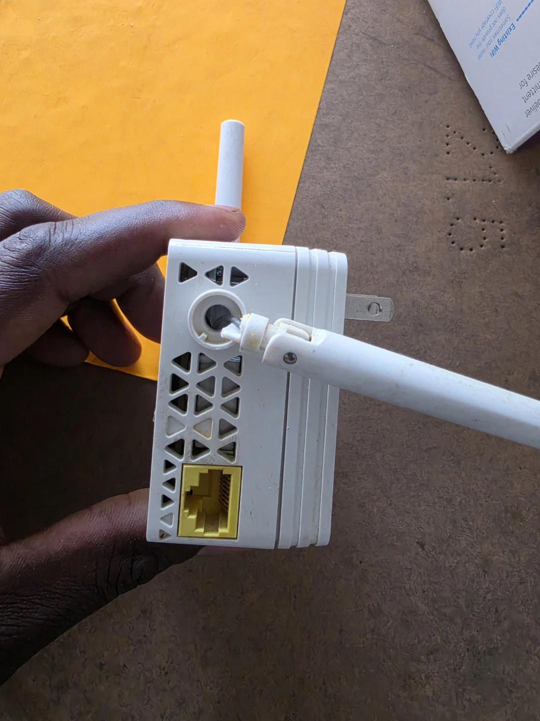 Netgear AC750 WiFi Range Extender EX3700 (Item #007) - photo 4