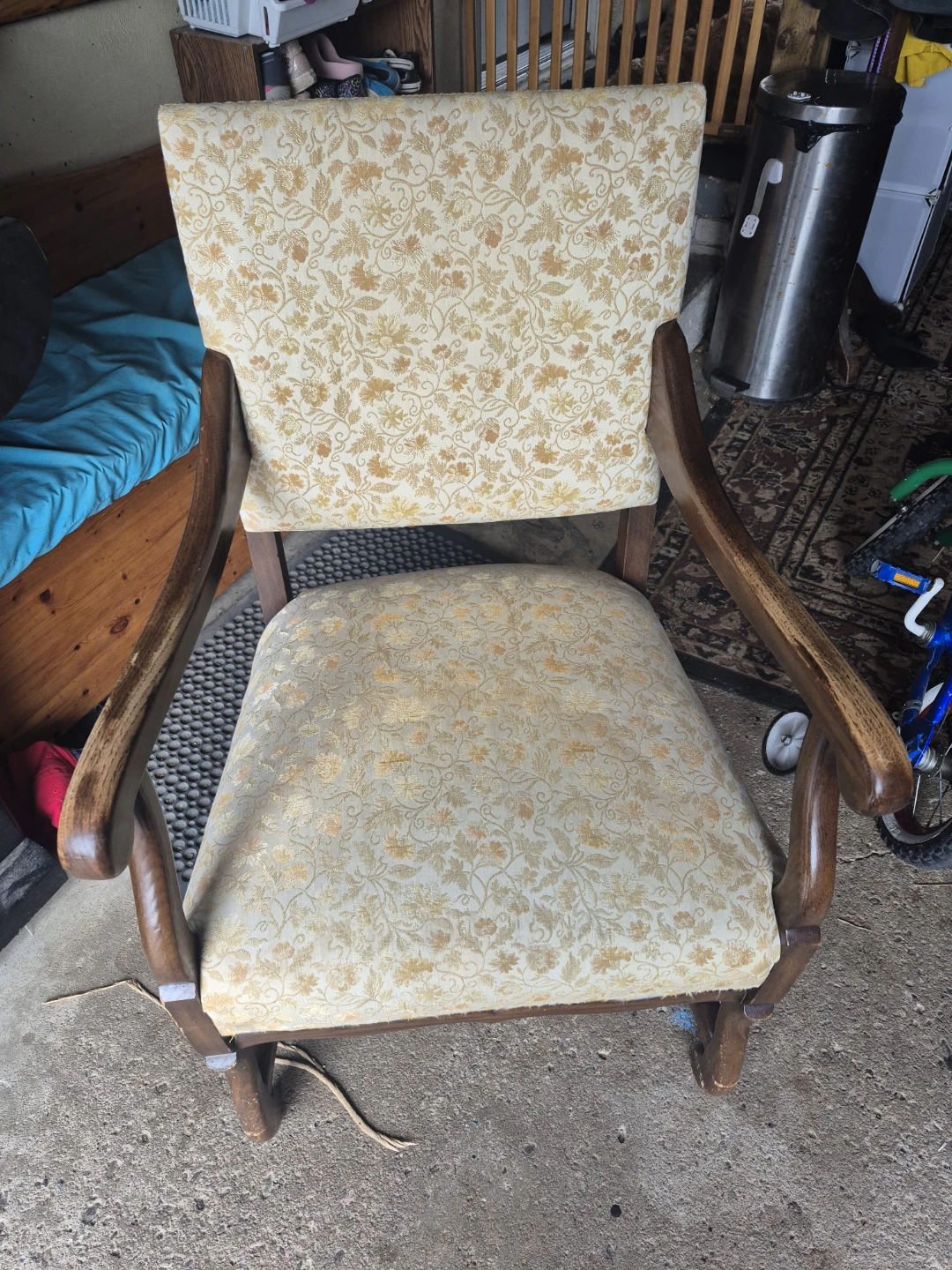 Vintage floral patterned armchair🏈