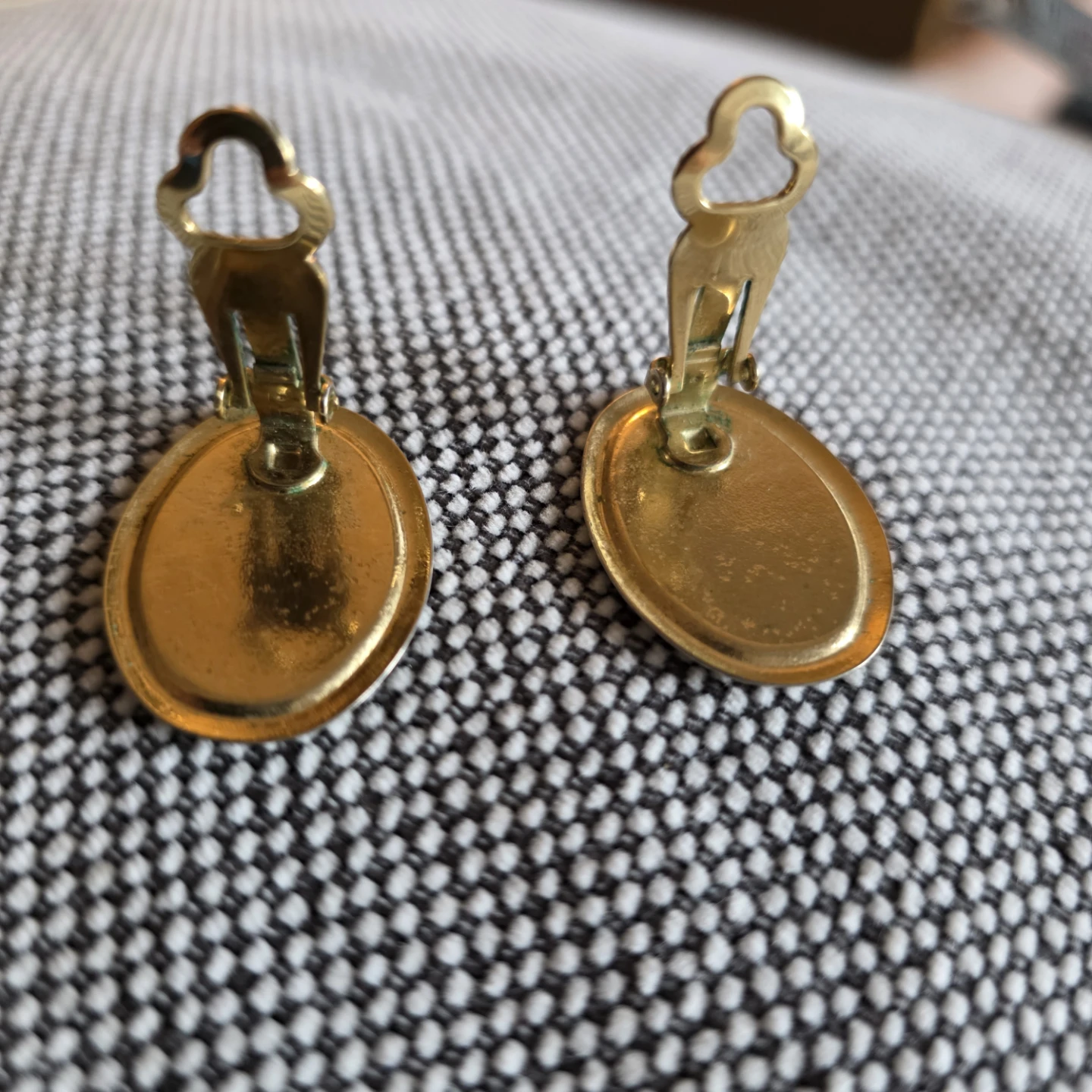 Vintage Gold Tone Red Oval Clip-On Earrings - photo 2