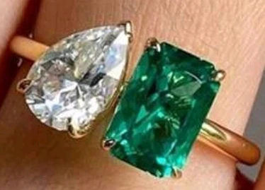 i Emerald and Pear Cut Diamond fashioned ring