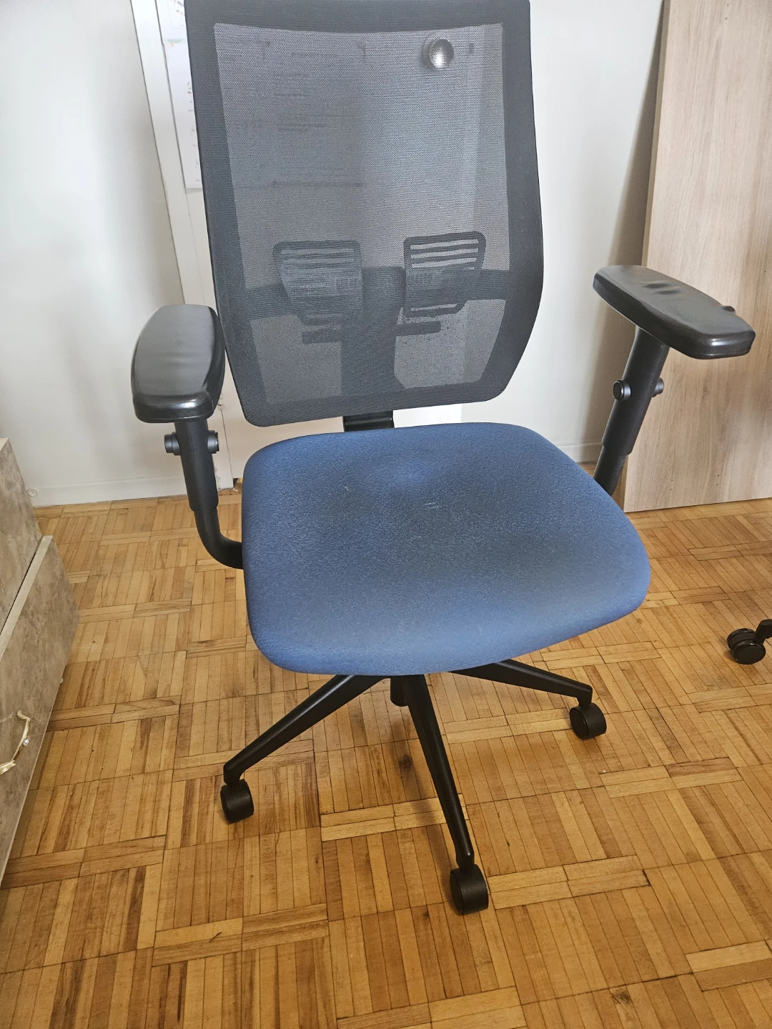 Mesh Back Office Chair with Blue Seat - photo 4