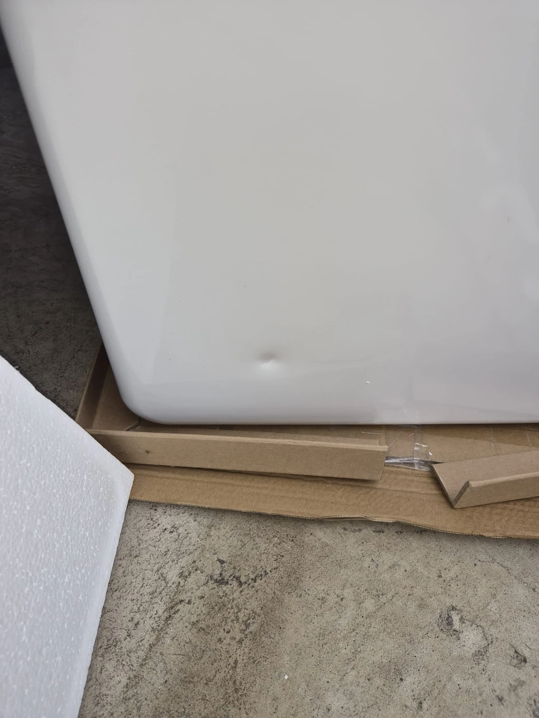 FRIDGIDAIRE 3.2 cu ft (WHITE) RETRO MINI FRIDGE on SALE - photo 2