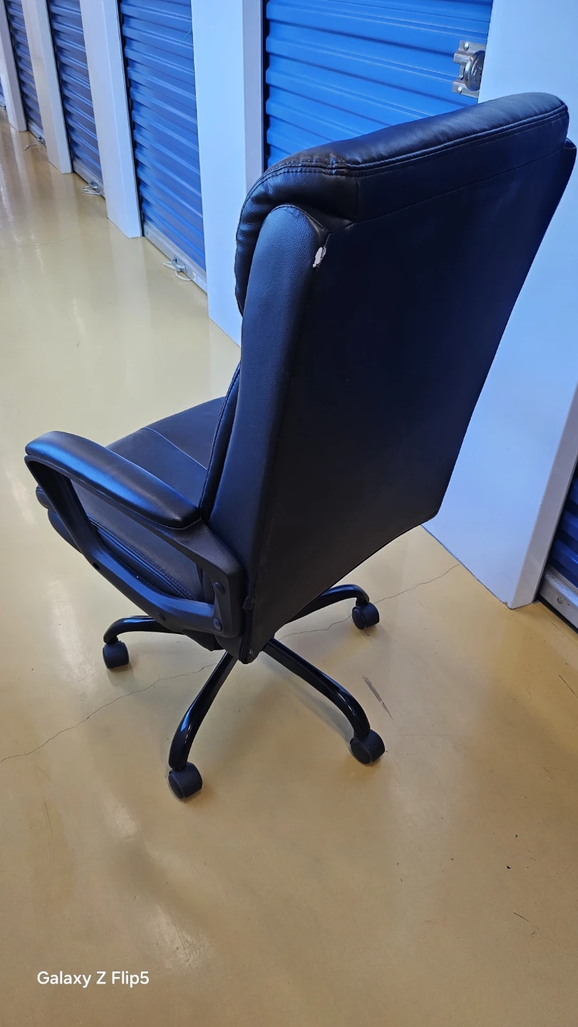 Black office chair available immediately. - photo 3