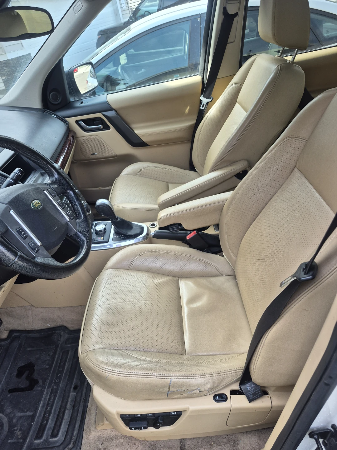 Land Rover LR2 SUV - photo 5