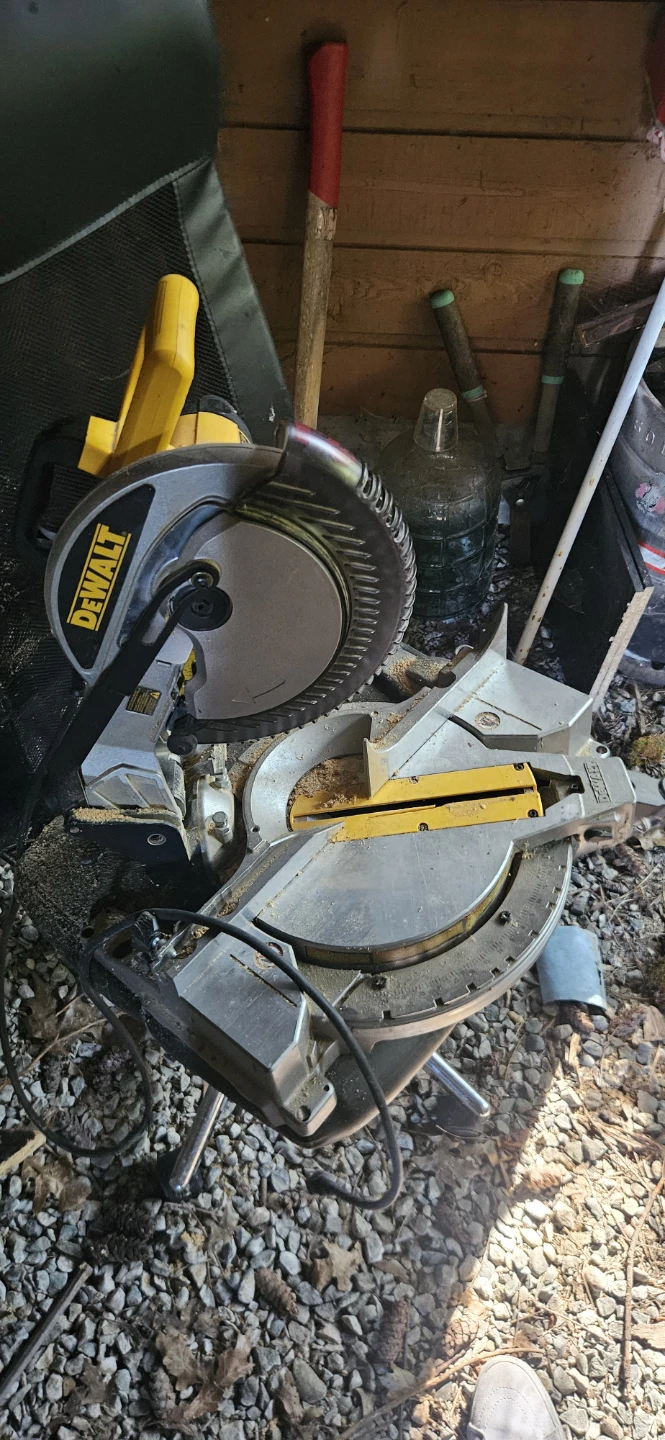 DeWALT Compound Miter Saw – Heavy Duty