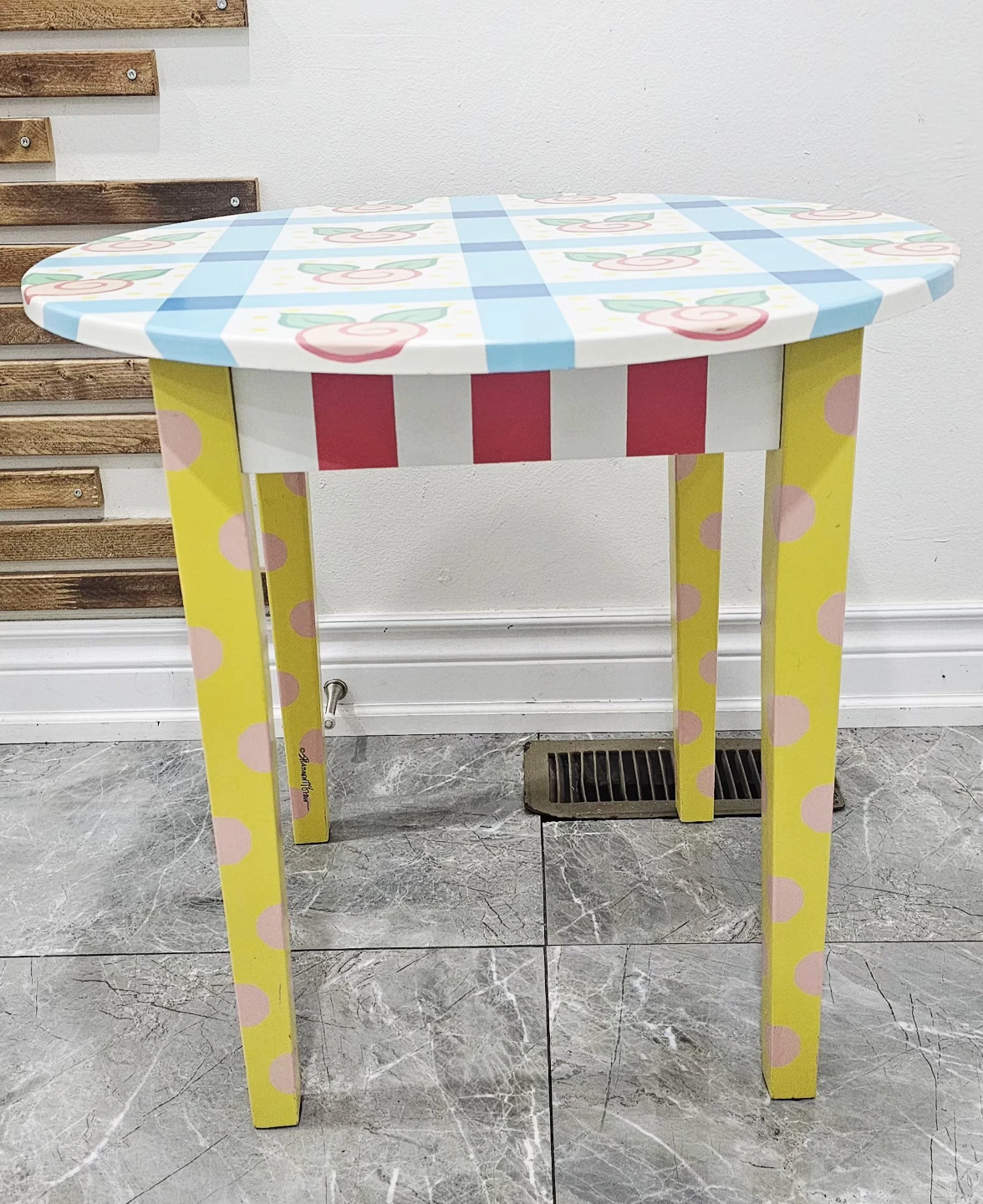 Side table and lamp - photo 4