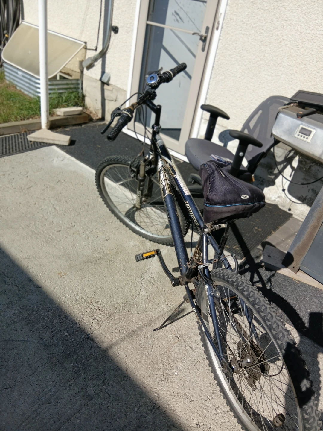Free Spirit Mountain Bike selling as is - photo 2