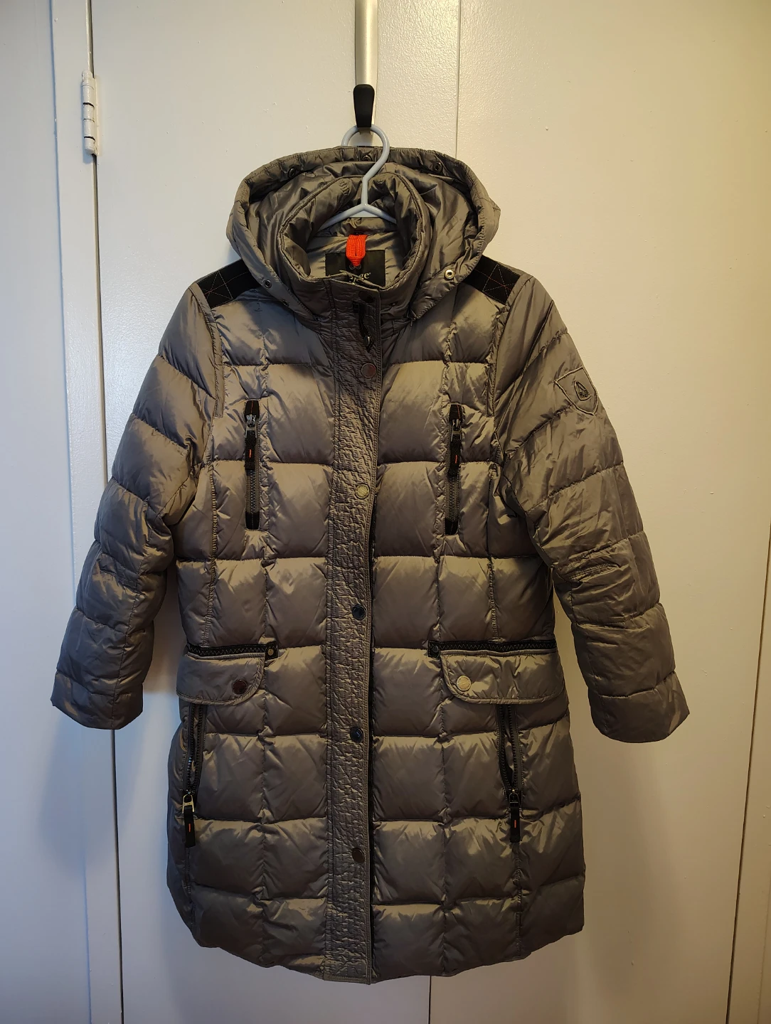 Hot deal 🔥 Junge Down Jacket – Size M