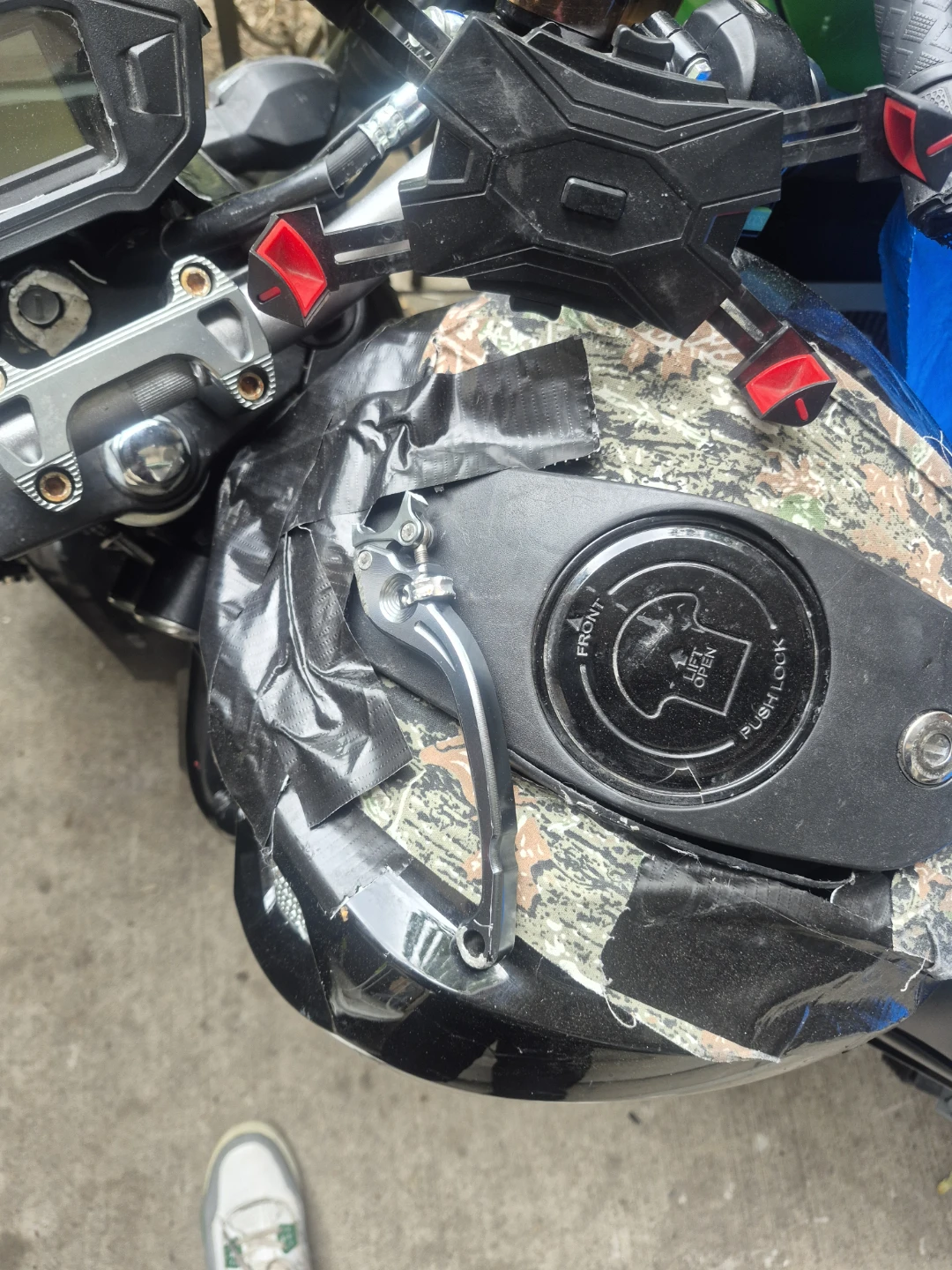 Electric motorcycle with hand brake lever - photo 2