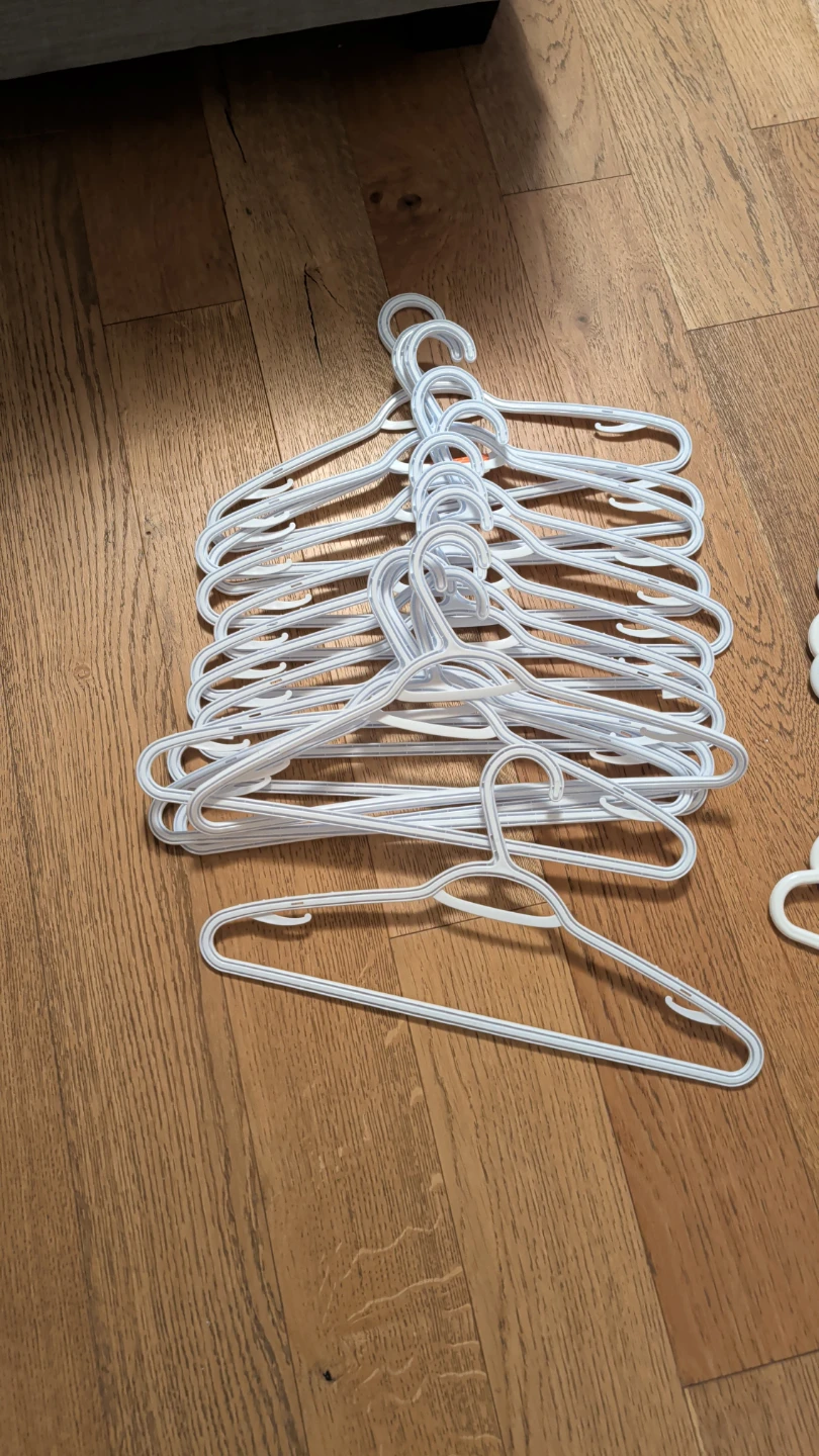 Set of 20 White Plastic Clothes Hangers - photo 3