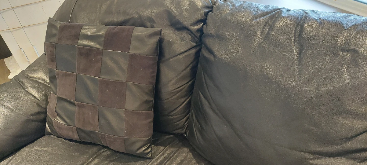 Black Leather Three-Seater Sofa pick up in Welland. - photo 4