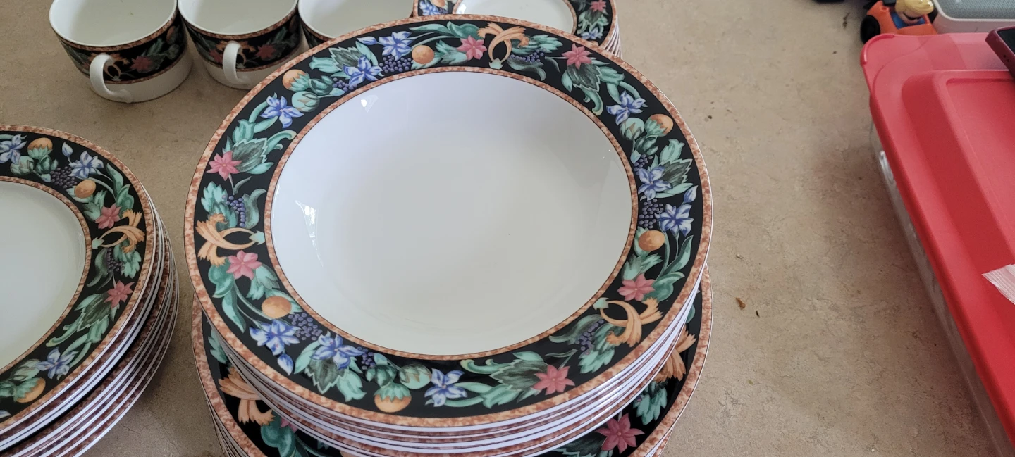 Floral Pattern Dinnerware Set  negotiable - photo 2
