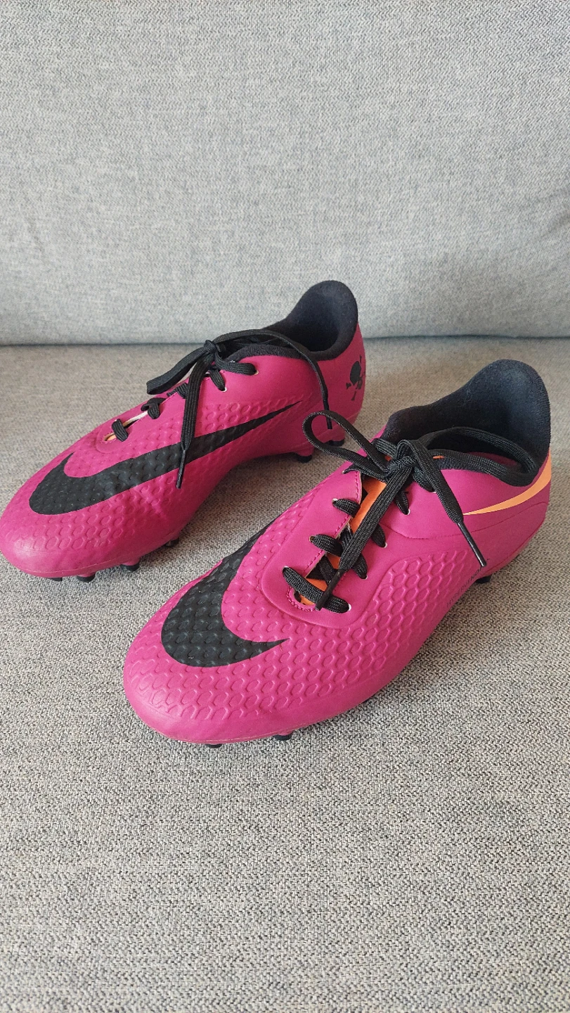 Nike Soccer Cleats and Shin Guards - photo 3