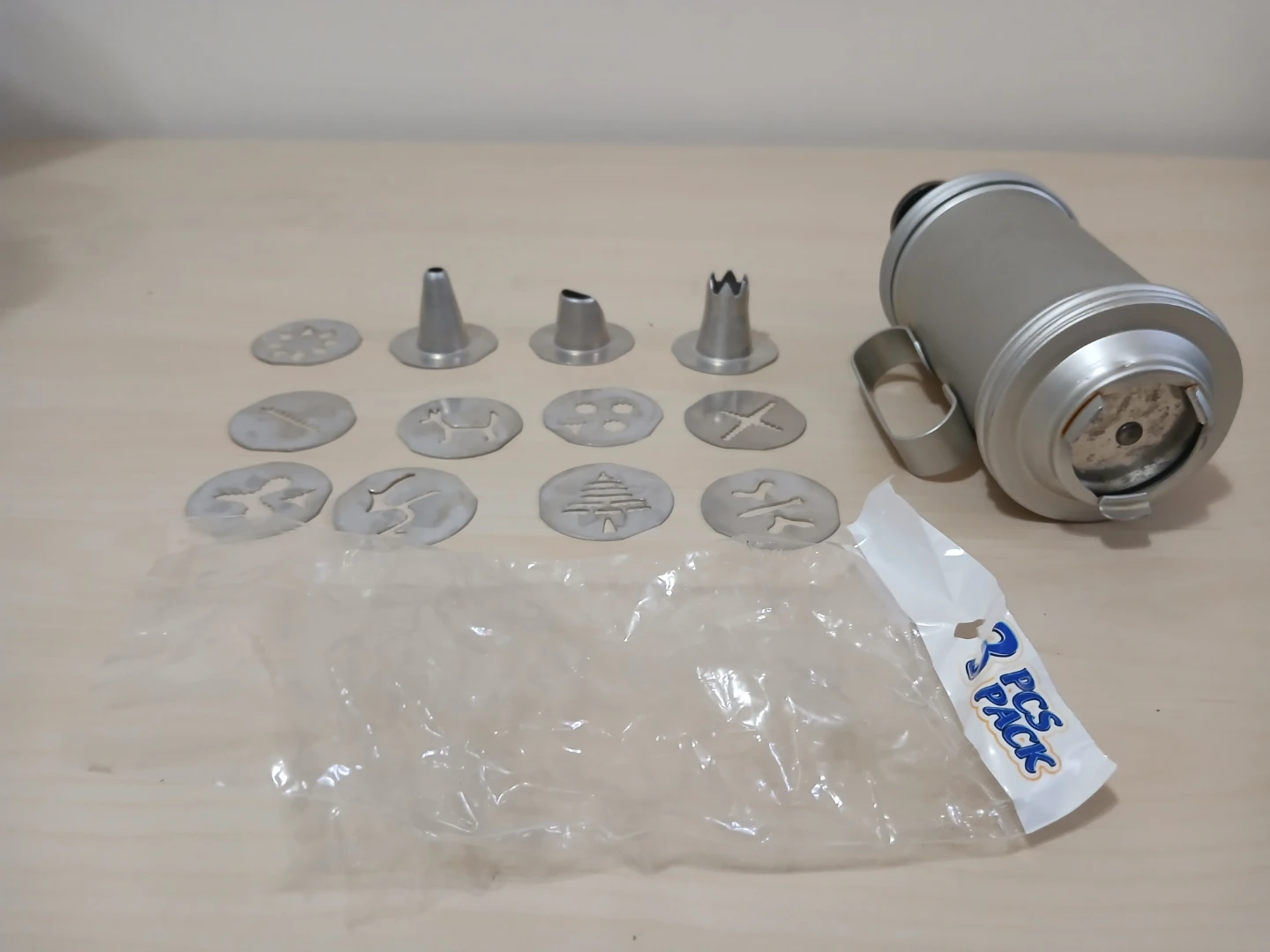 Metal Cookie Press with 12 Decorating Discs and Tips - photo 3