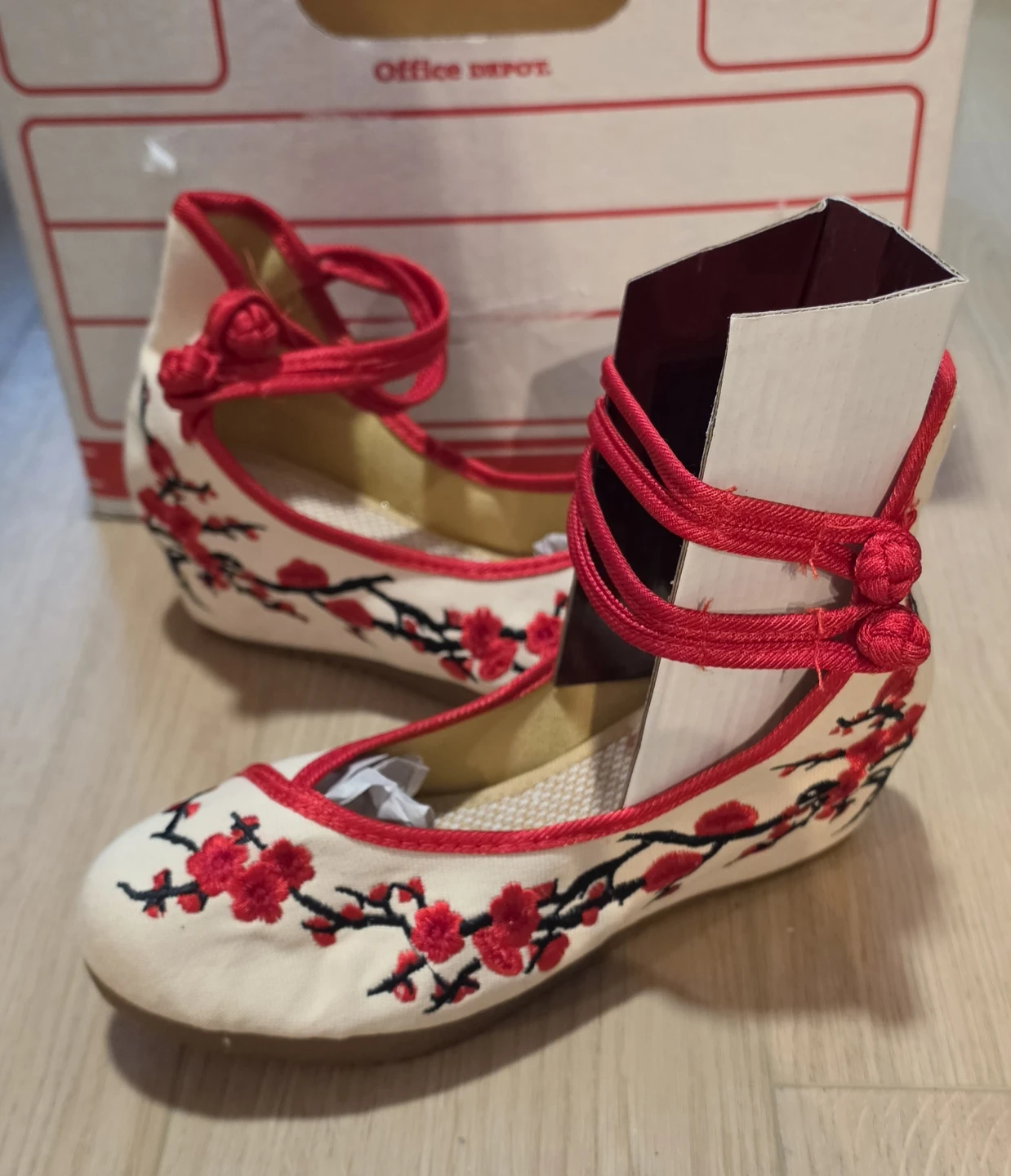 38cm (7 US)  Floral Embroidered Traditional Style Shoes