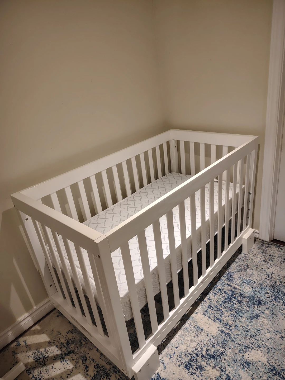 White crib like new - photo 3