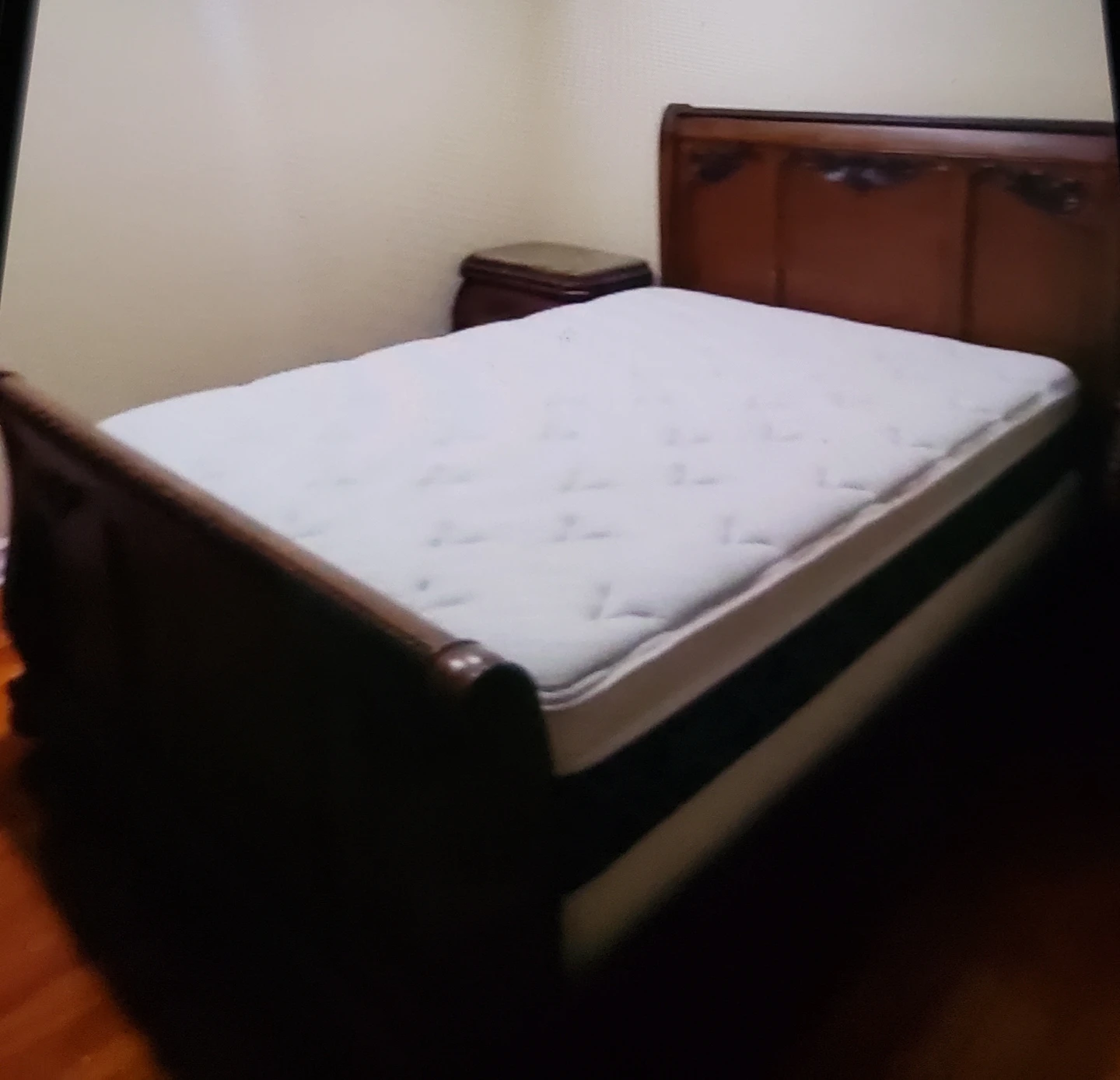 Price negotiable queen size Sleigh Bed Frame without mattress. - photo 3