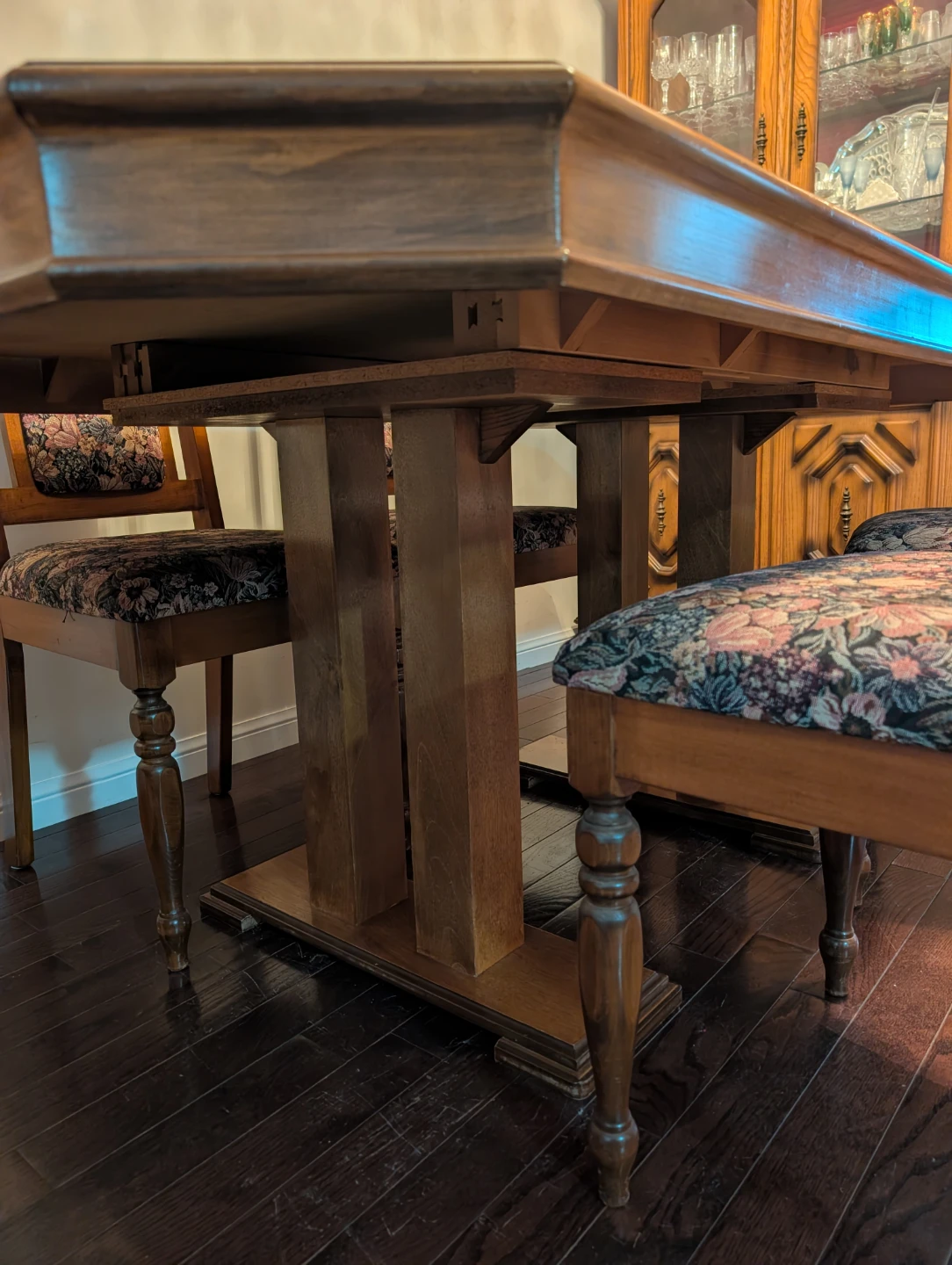 SOLID OAK WOOD VINTAGE ANTIQUE DINING SET (TABLE AND CABINET) - photo 3