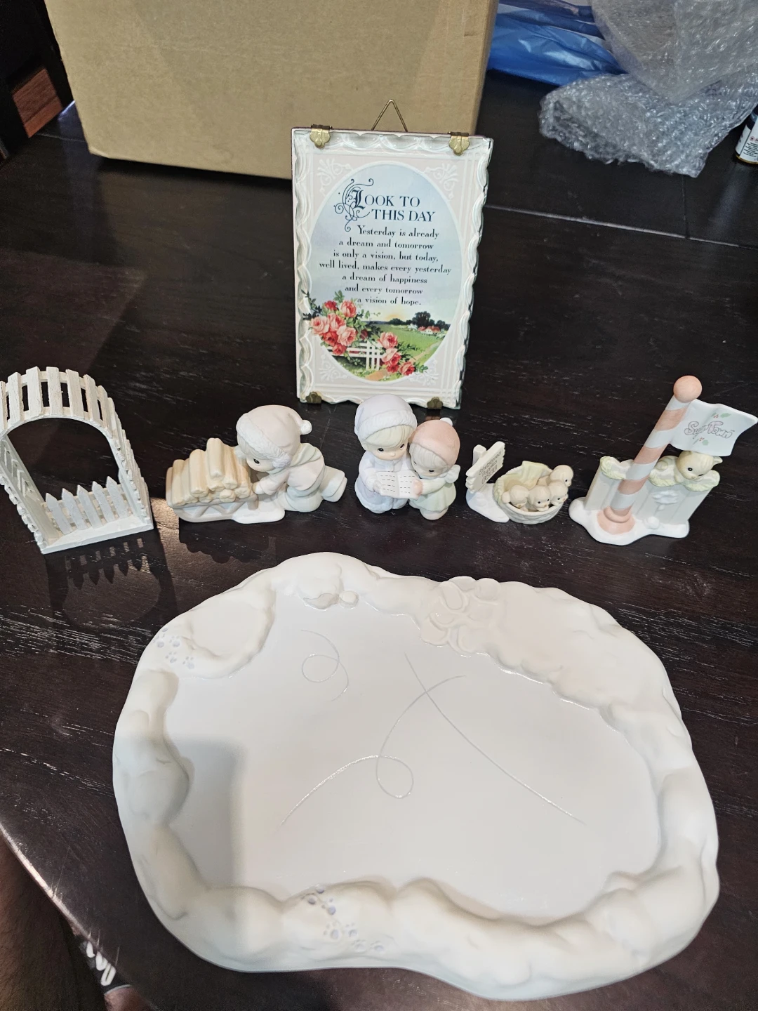 Precious Moments Christmas Figures and Snow Scene Base - photo 3