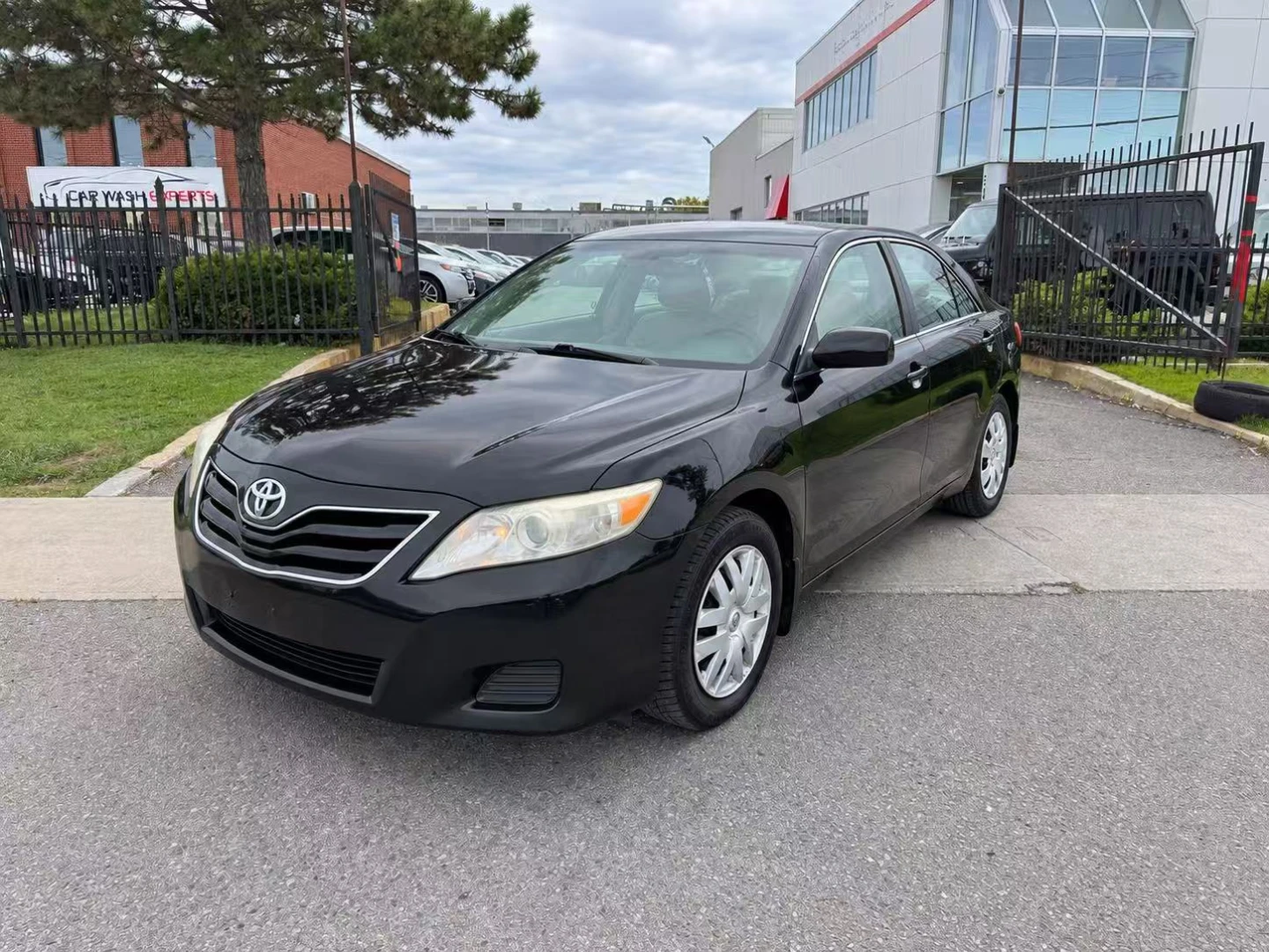 2010 Toyota Camry LE - photo 2