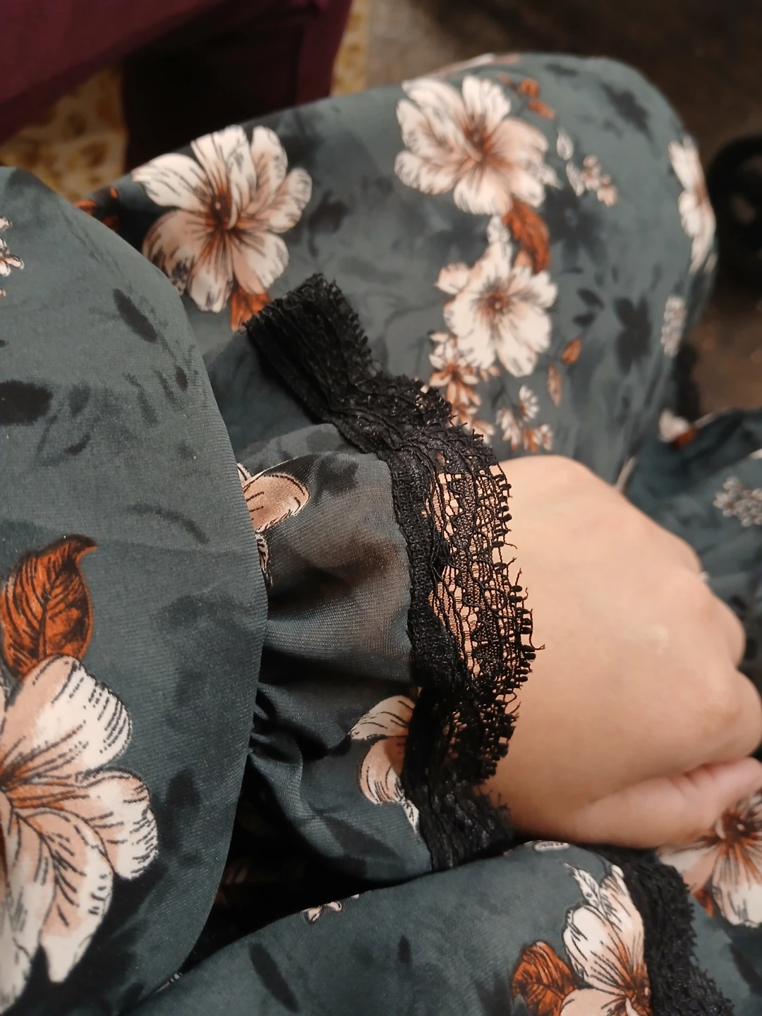 Floral Print Blouse with Lace Trim🏈