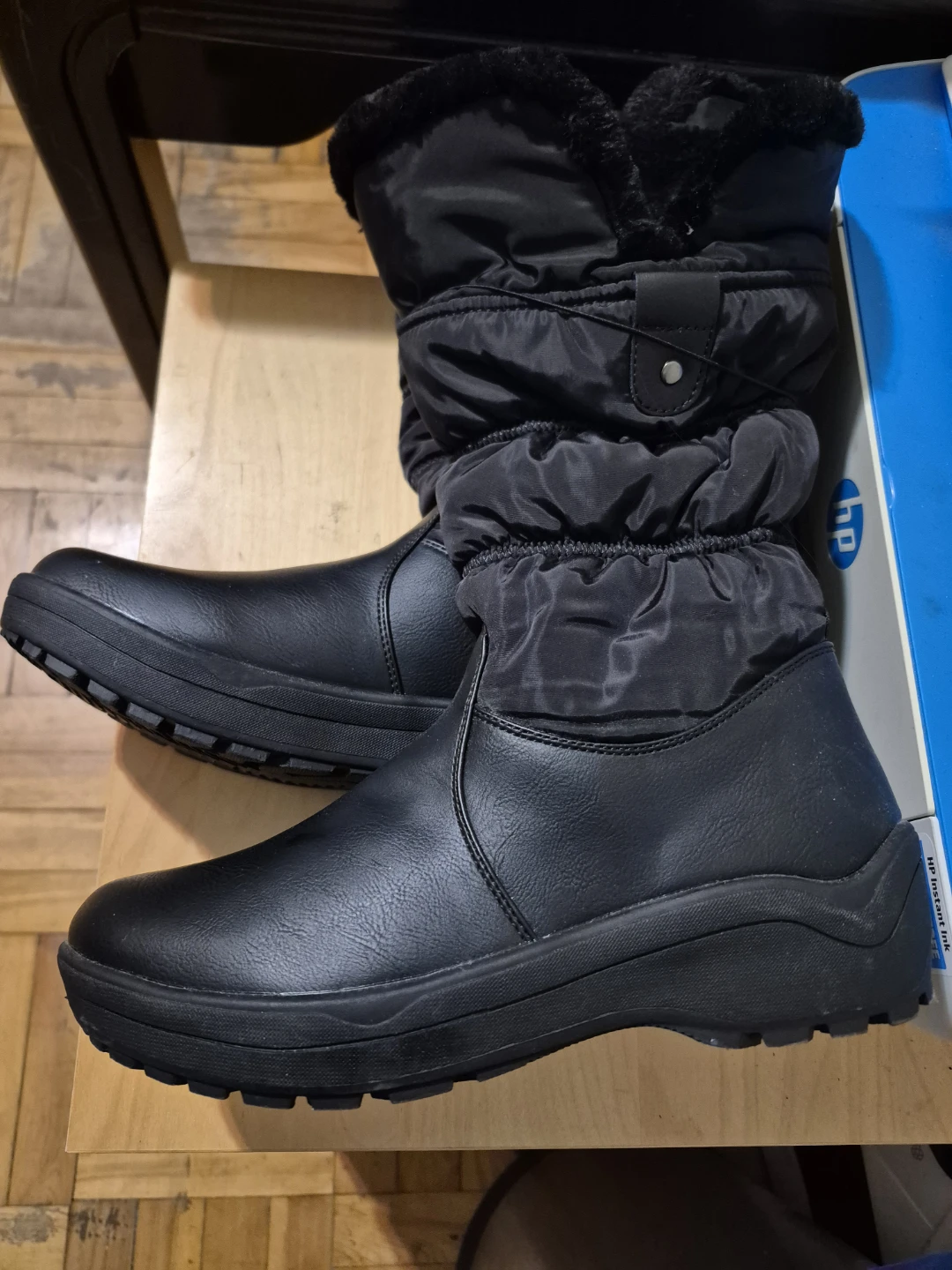 BNWT)Black Size 7 Womens Winter boots