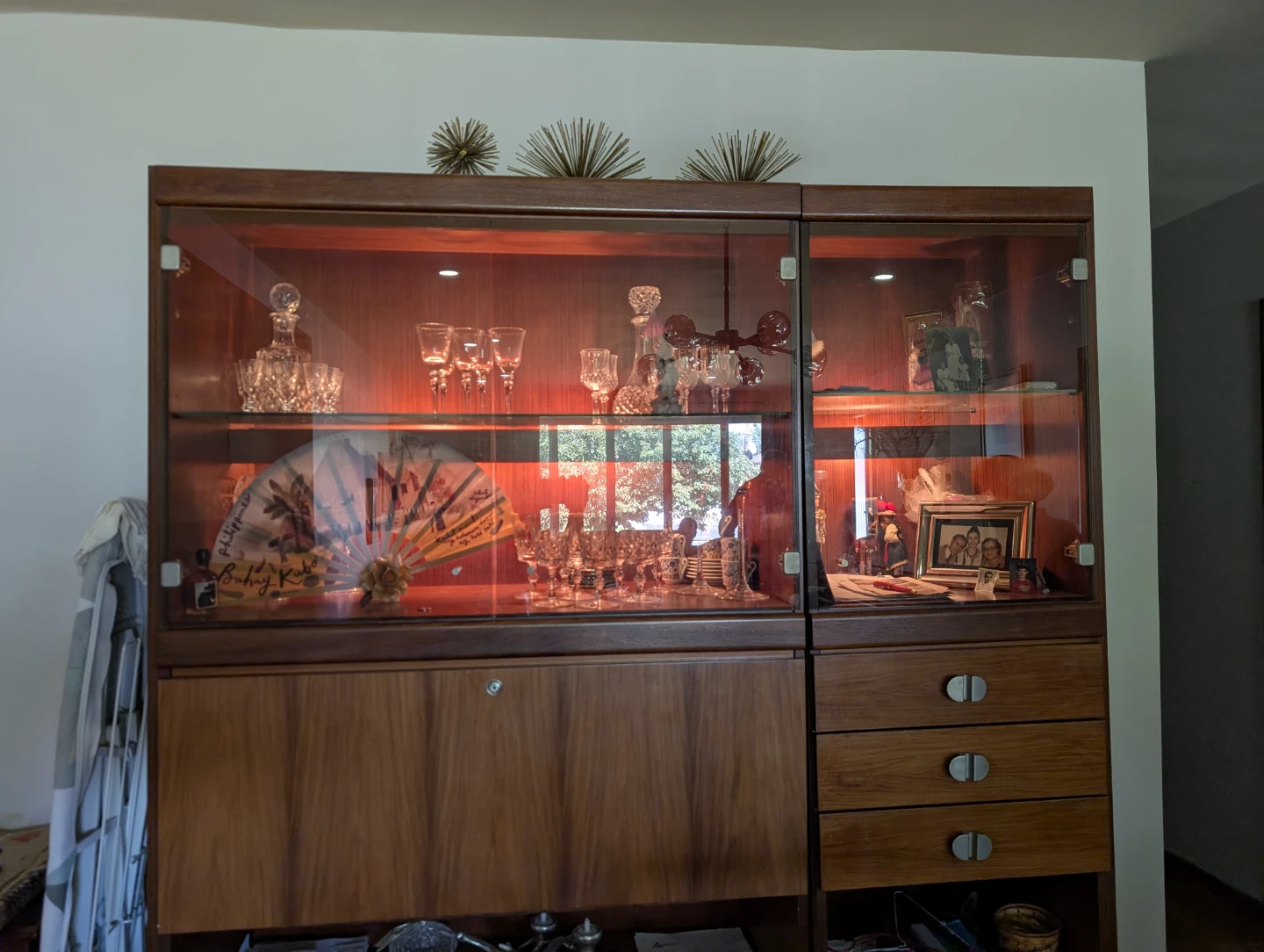 Pristine 3-unit mid century display cabinet - photo 4