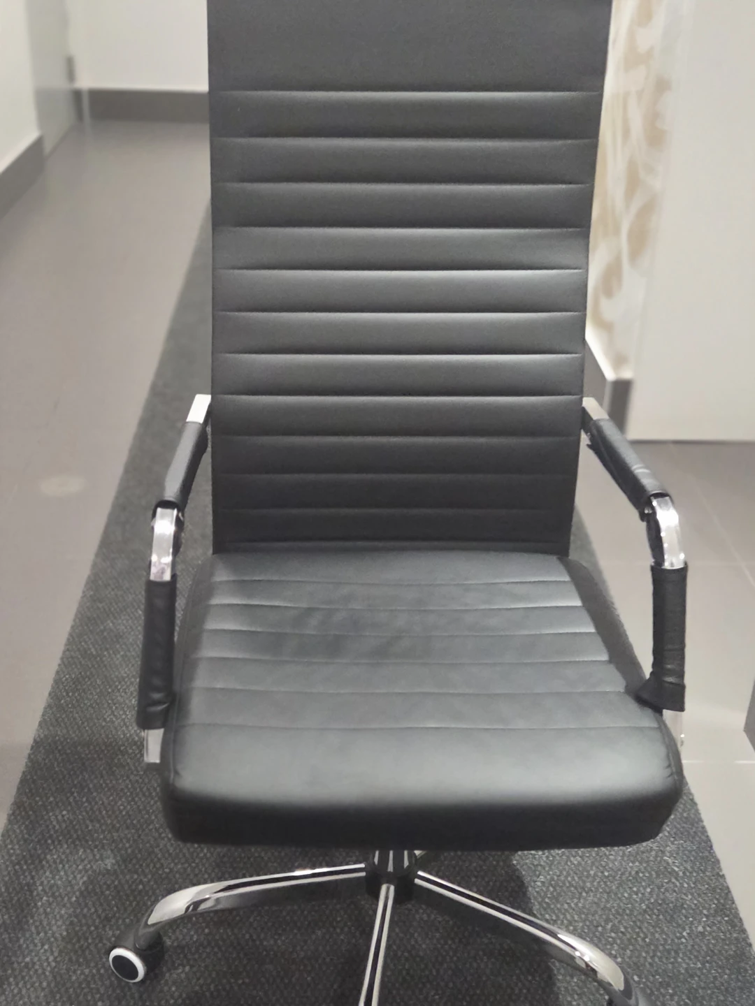 Black Ribbed Office Chair - photo 2