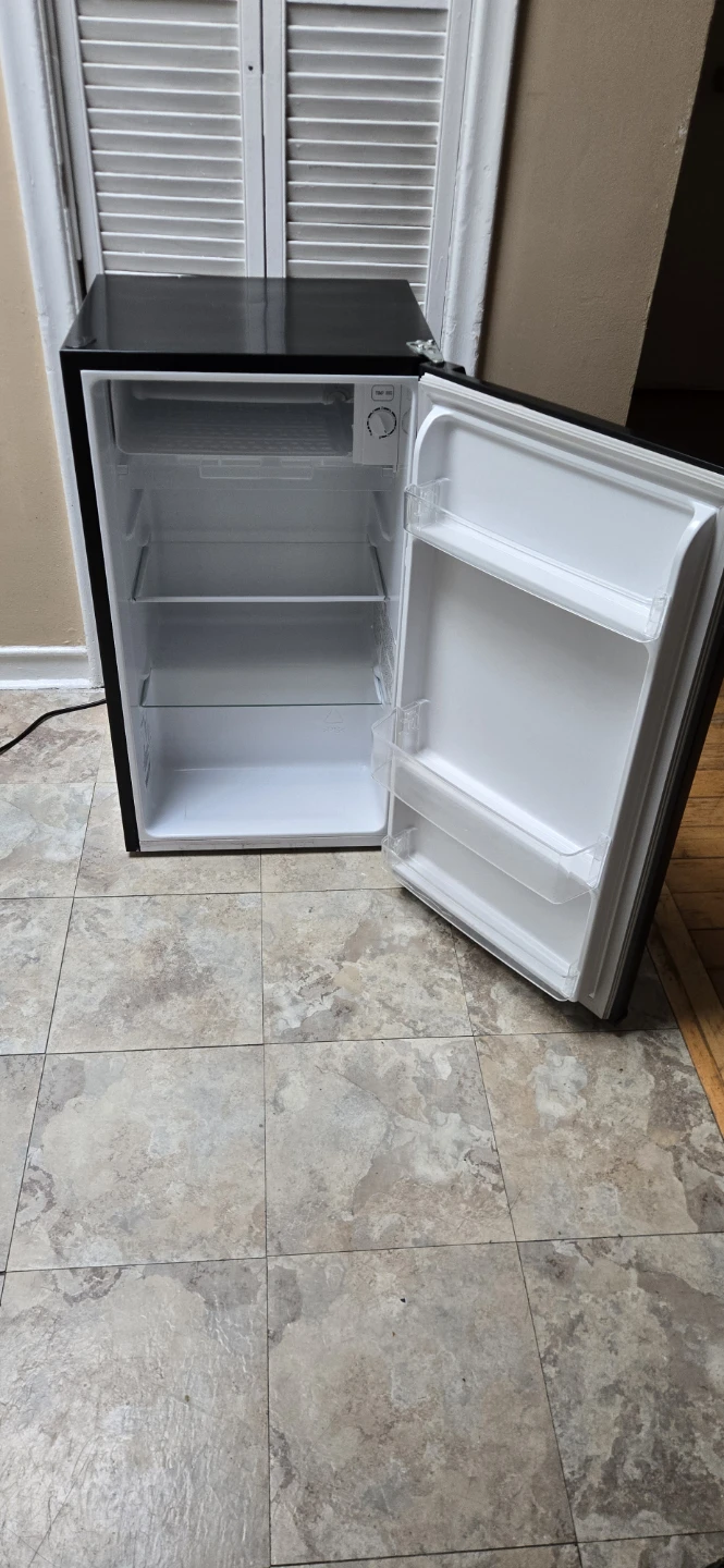Hisense Compact Mini Fridge (3.3 Cu.Ft) - photo 2