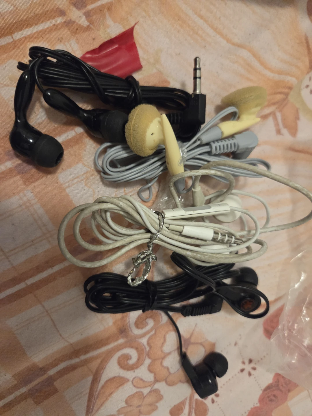 Assorted wired earphones (lot of 3)