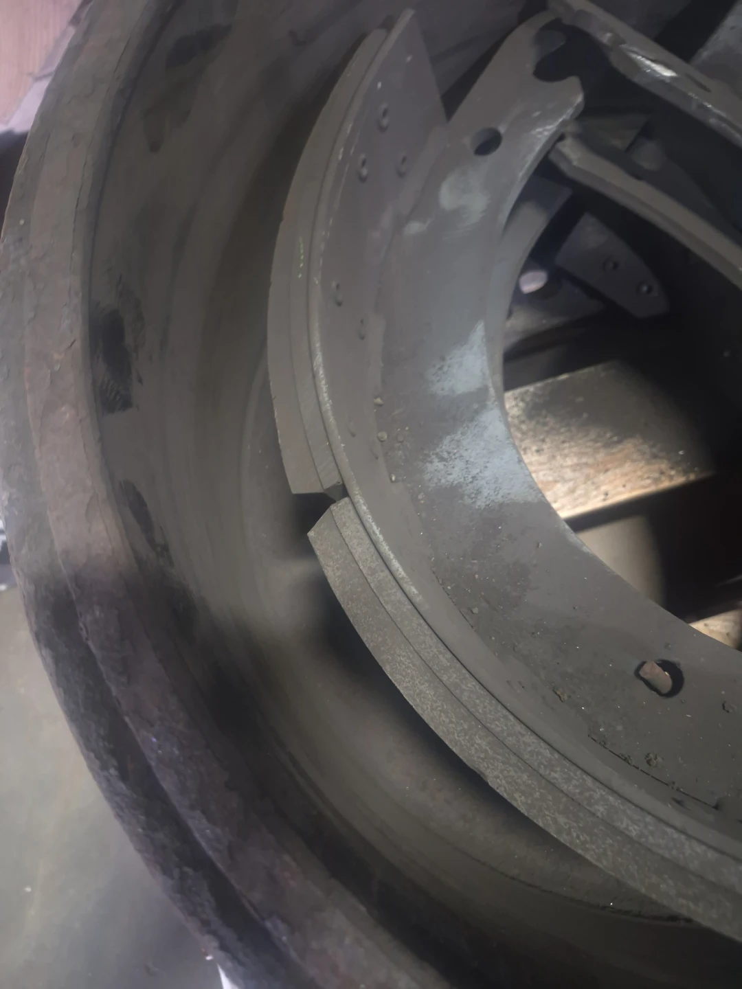 Set of 4 Commercial Brake Drums and Shoes - photo 5