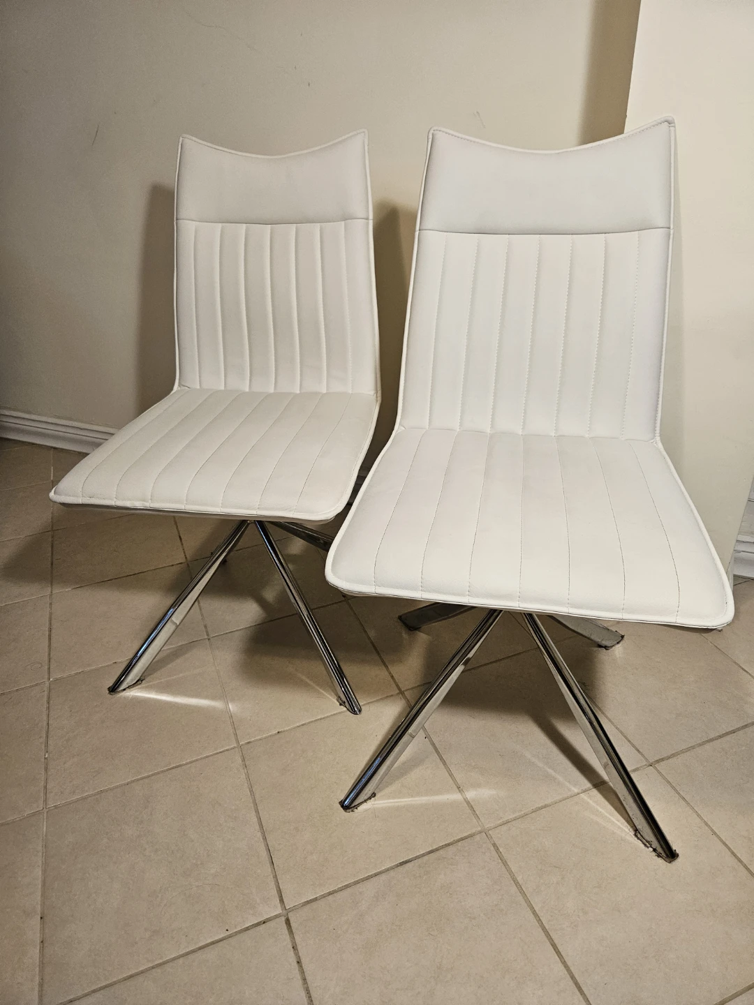 Set of 2 white modern dining chairs